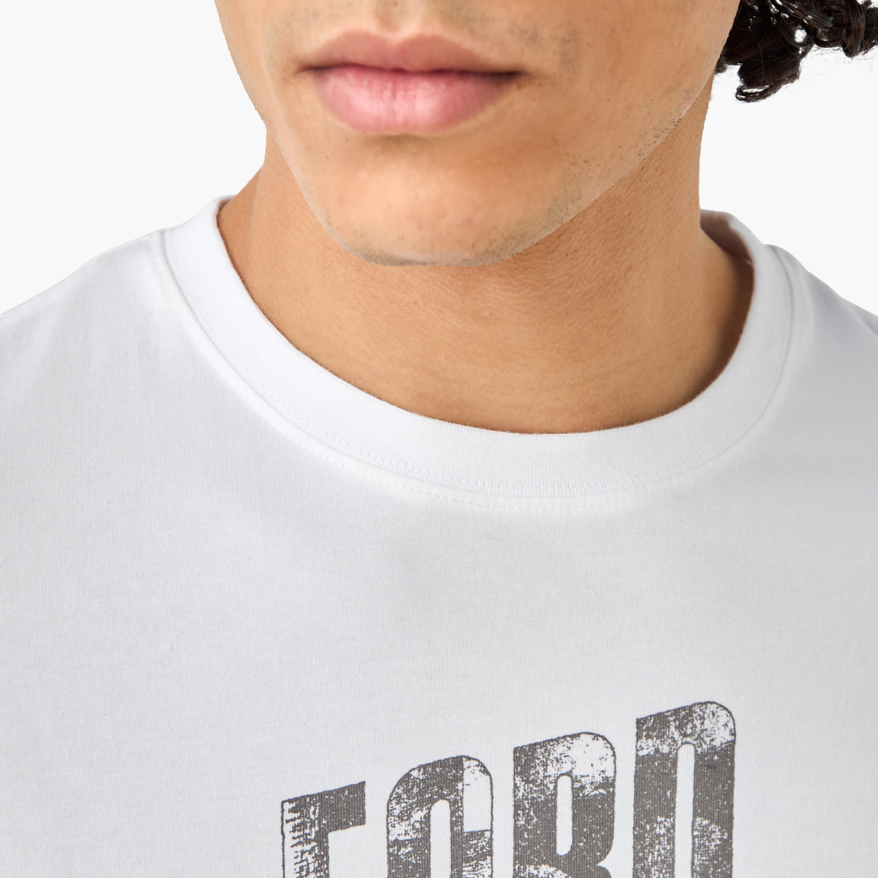 تيشيرت فورد موستانج رجالي بقصة عادية وأكمام قصيرة وياقة دائرية-men-clothing-tshirtsandpolos-tshirts-image-3