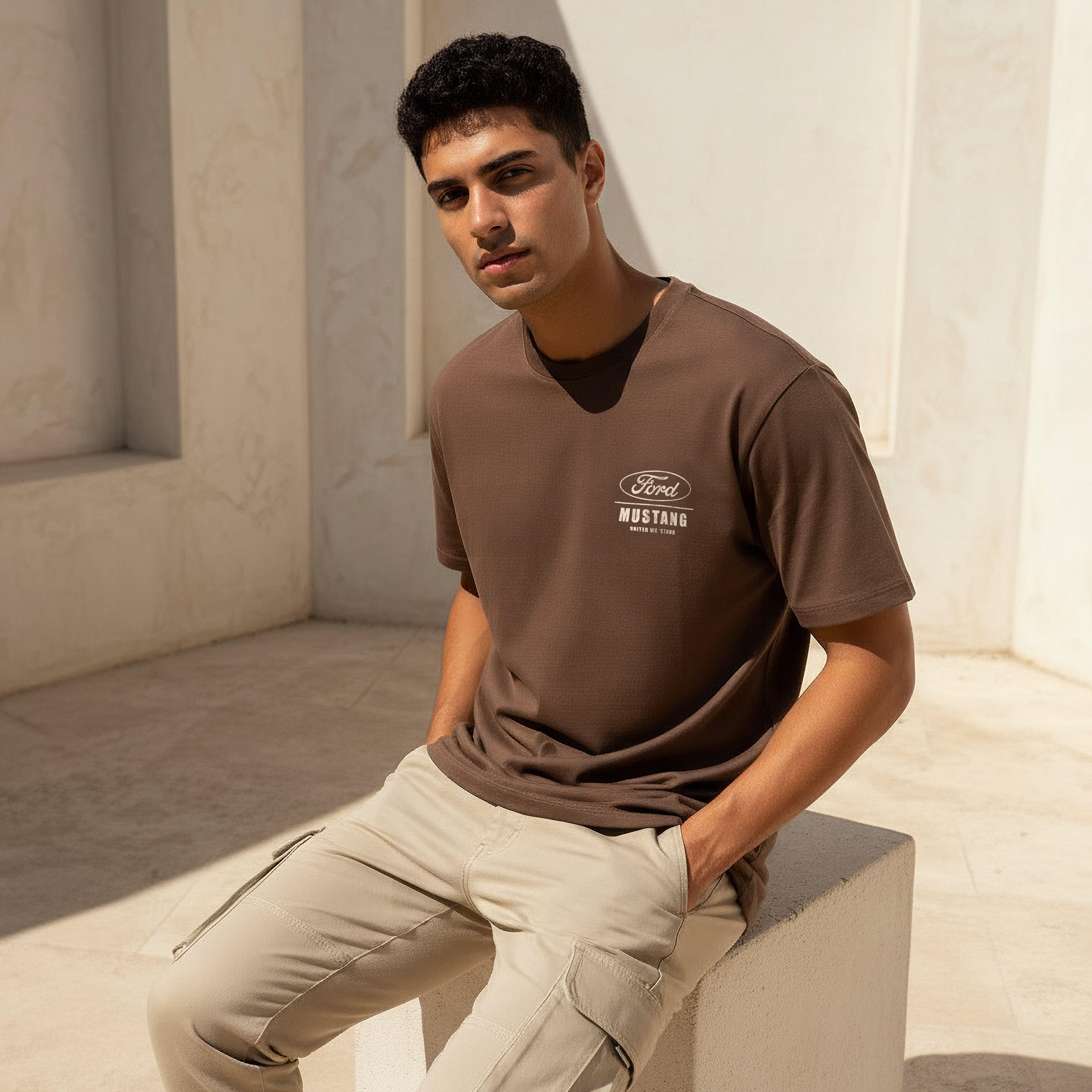 تيشيرت بقصة عادية وياقة ضيقة وأكمام قصيرة وطبعات للرجال-men-clothing-tshirtsandpolos-tshirts-image-1