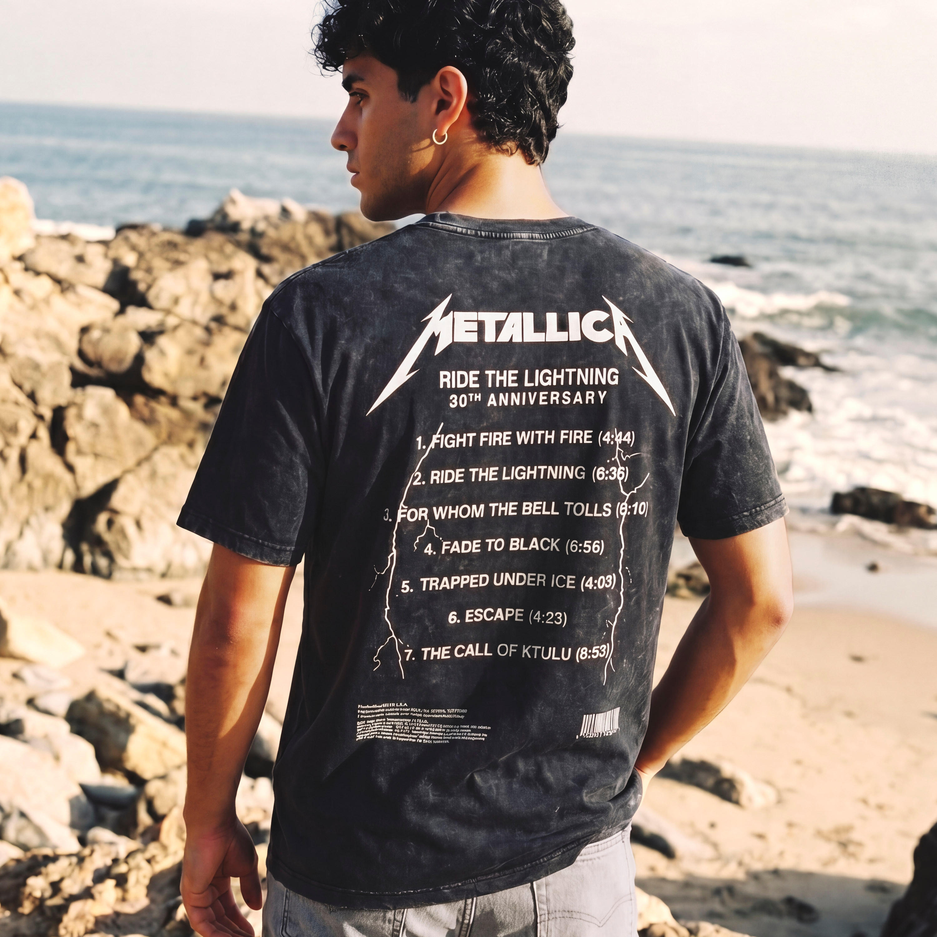 تيشيرت رجالي بقصة مريحة ورقبة دائرية وأكمام قصيرة بطبعة ميتاليكا-men-clothing-tshirtsandpolos-tshirts-image-1