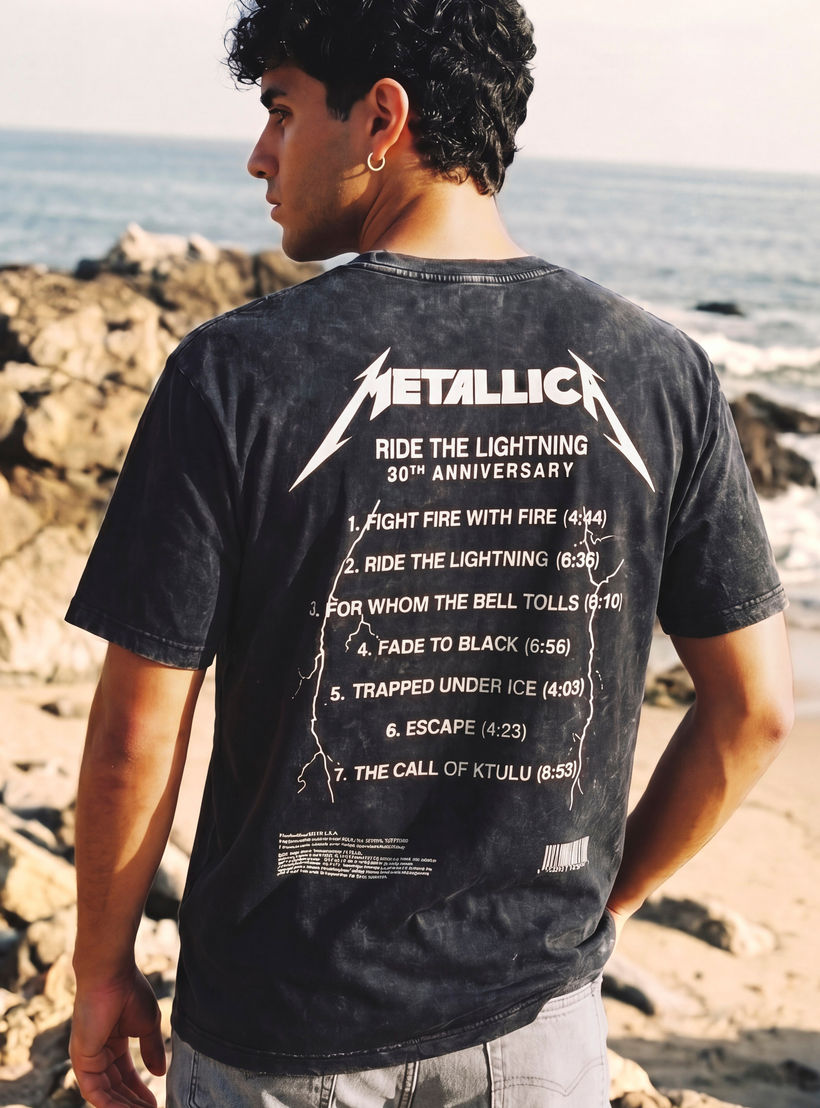تيشيرت رجالي بقصة مريحة ورقبة دائرية وأكمام قصيرة بطبعة ميتاليكا-men-clothing-tshirtsandpolos-tshirts-image-1