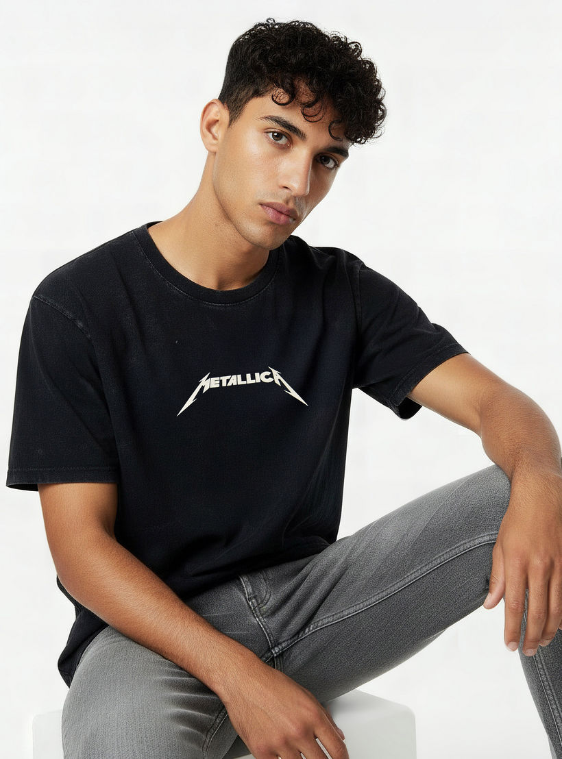 تيشيرت رجالي بقصة مريحة ورقبة دائرية وأكمام قصيرة بطبعة ميتاليكا-men-clothing-tshirtsandpolos-tshirts-image-3