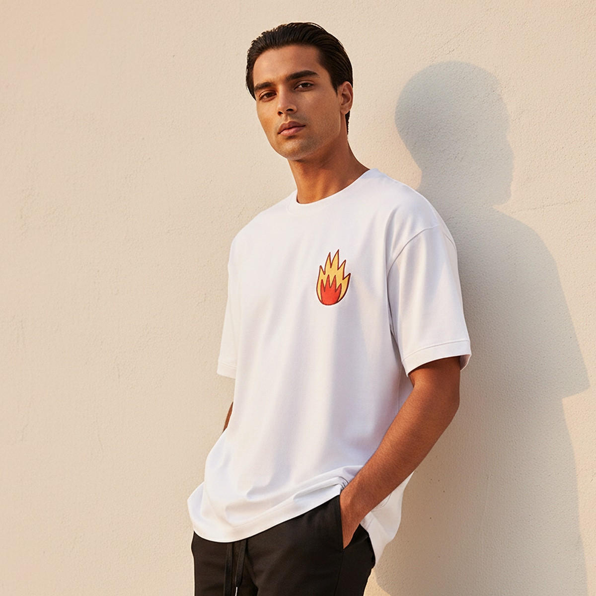 تيشيرت بقصة عادية وياقة ضيقة وأكمام قصيرة وطبعات من ريكاردو كافالو-men-clothing-tshirtsandpolos-tshirts-image-1
