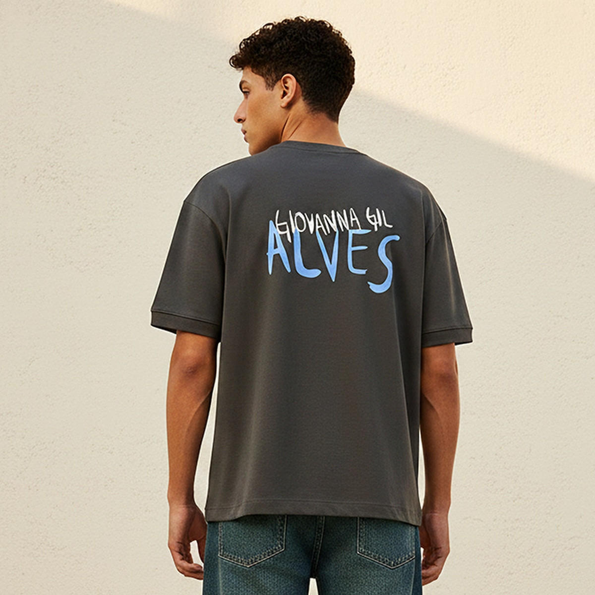 تيشيرت بقصّة عادية وياقة ضيقة وأكمام قصيرة-men-clothing-tshirtsandpolos-tshirts-image-4