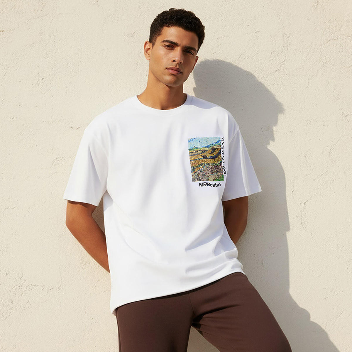 تيشيرت بقصّة عادية وياقة ضيقة وأكمام قصيرة وطبعات فينسنت فان جوخ للرجال-men-clothing-tshirtsandpolos-tshirts-image-1