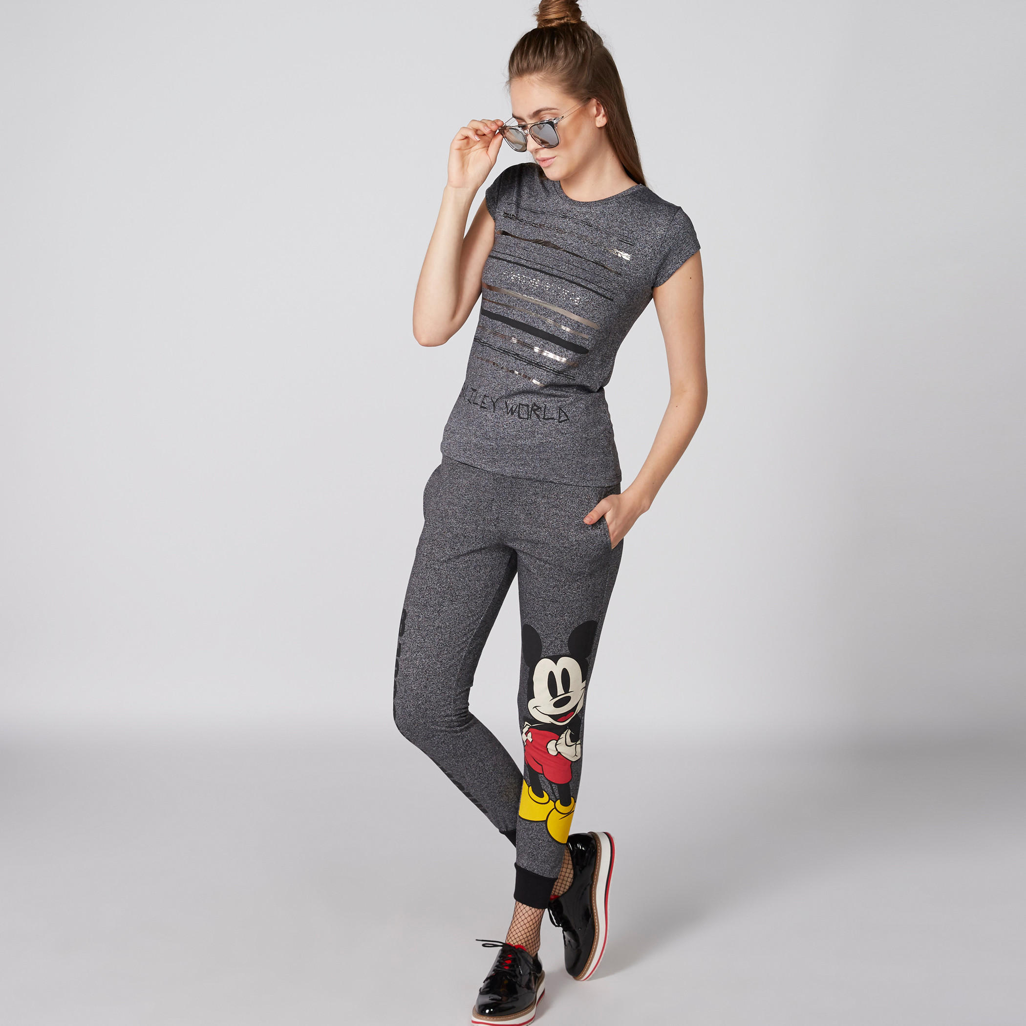 بنطال رياضي بخصر مطّاطي ونقش ميكي ماوس-women-clothing-bottoms-joggers-image-1