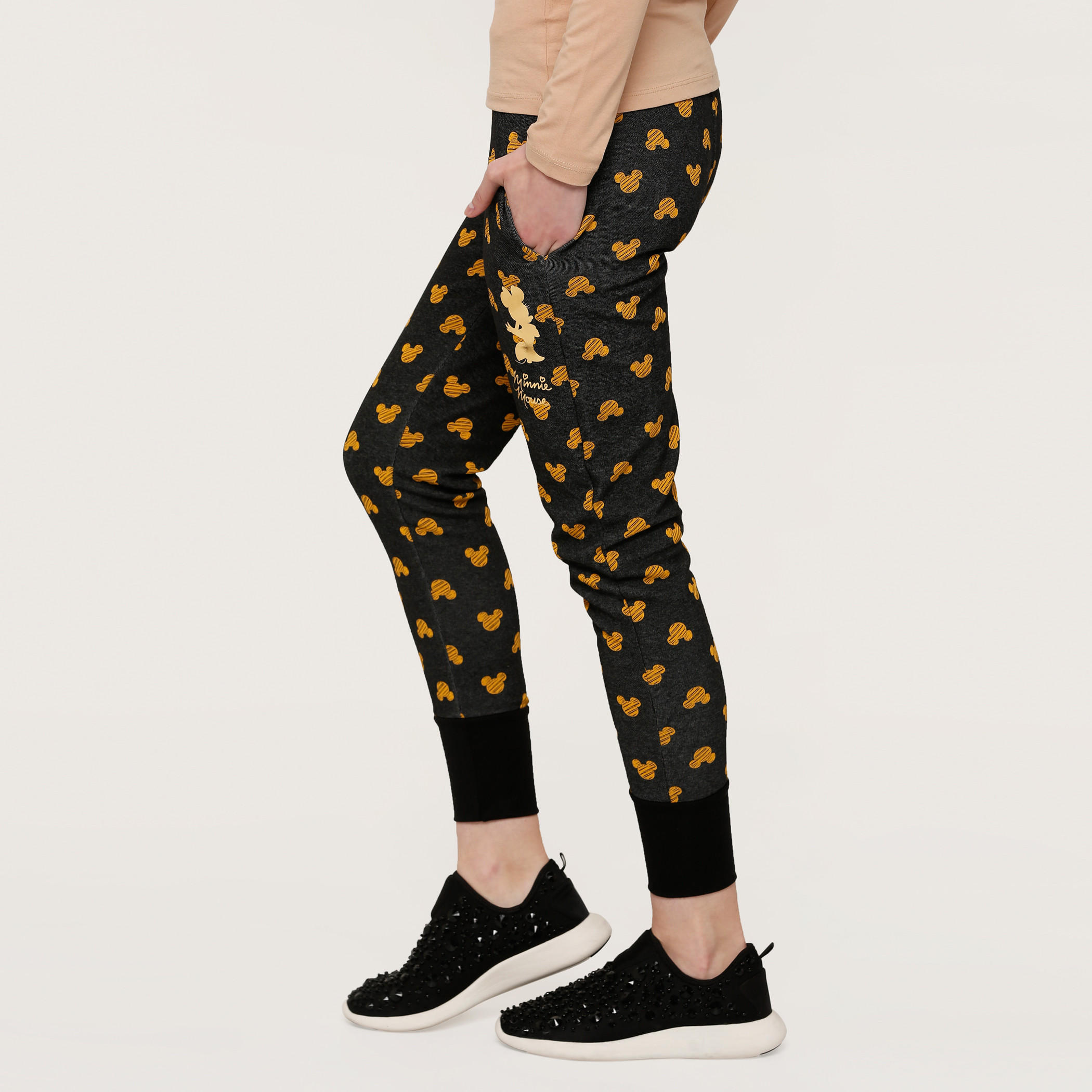بنطال رياضي طويل بجيوب وطبعات ميكي ماوس-women-clothing-bottoms-joggers-image-3