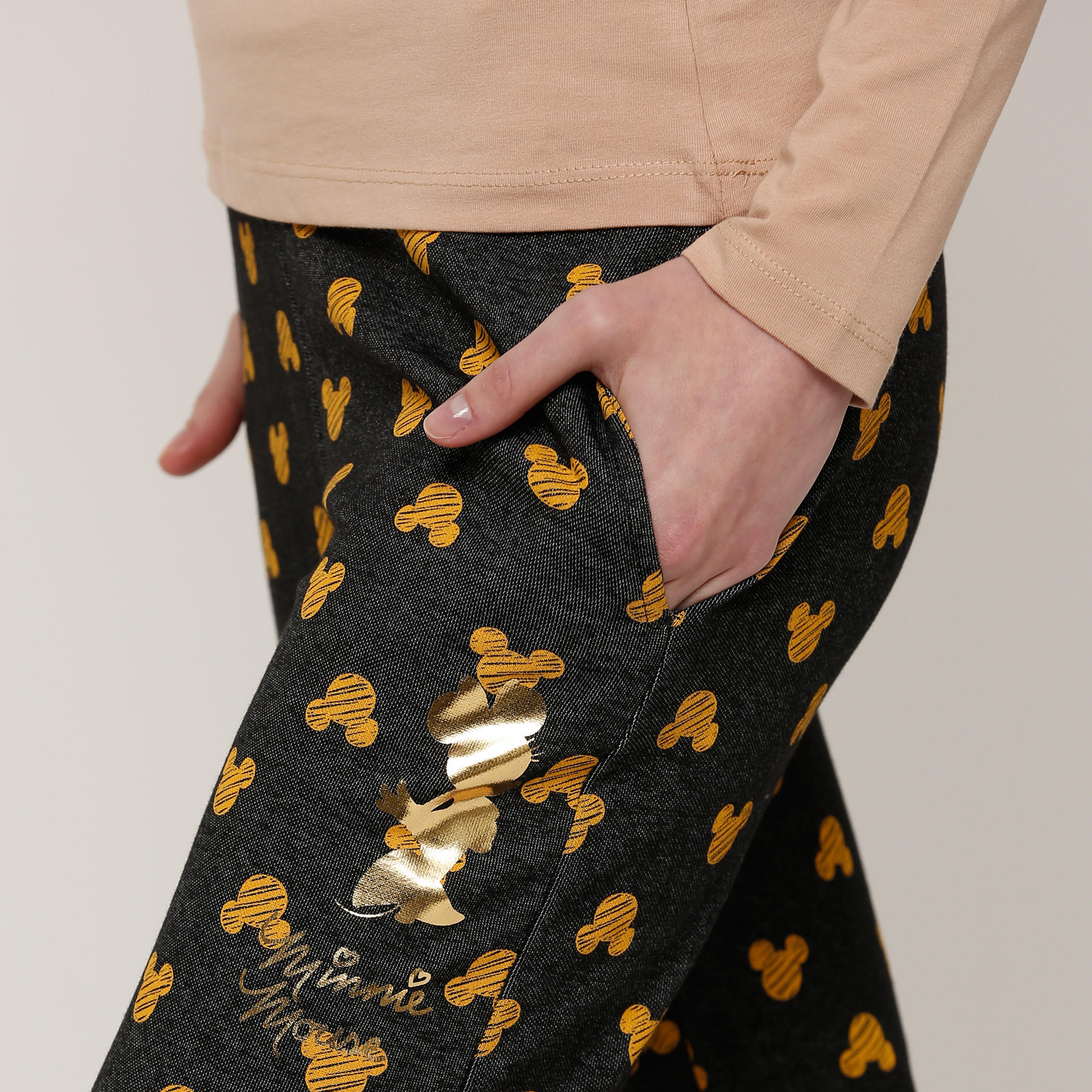 بنطال رياضي طويل بجيوب وطبعات ميكي ماوس-women-clothing-bottoms-joggers-image-4