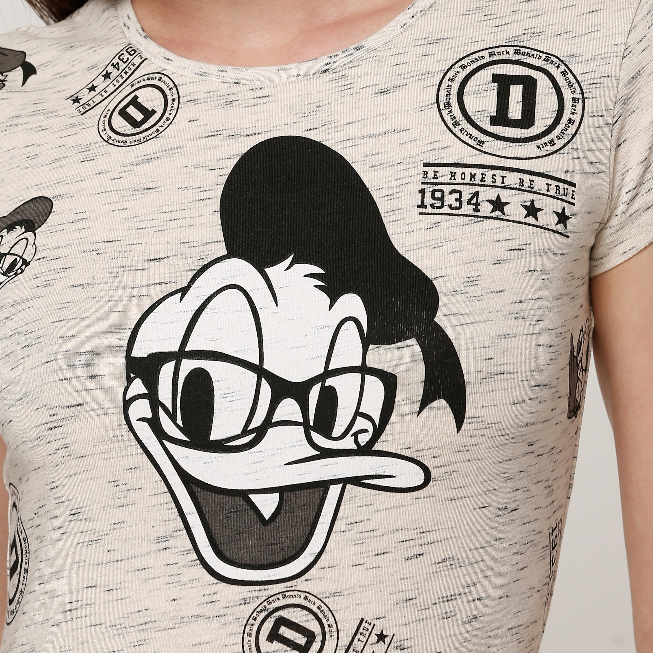 تيشيرت بأكمام كاب وياقة مستديرة وطبعات دونالد داك-women-clothing-tshirts-image-2