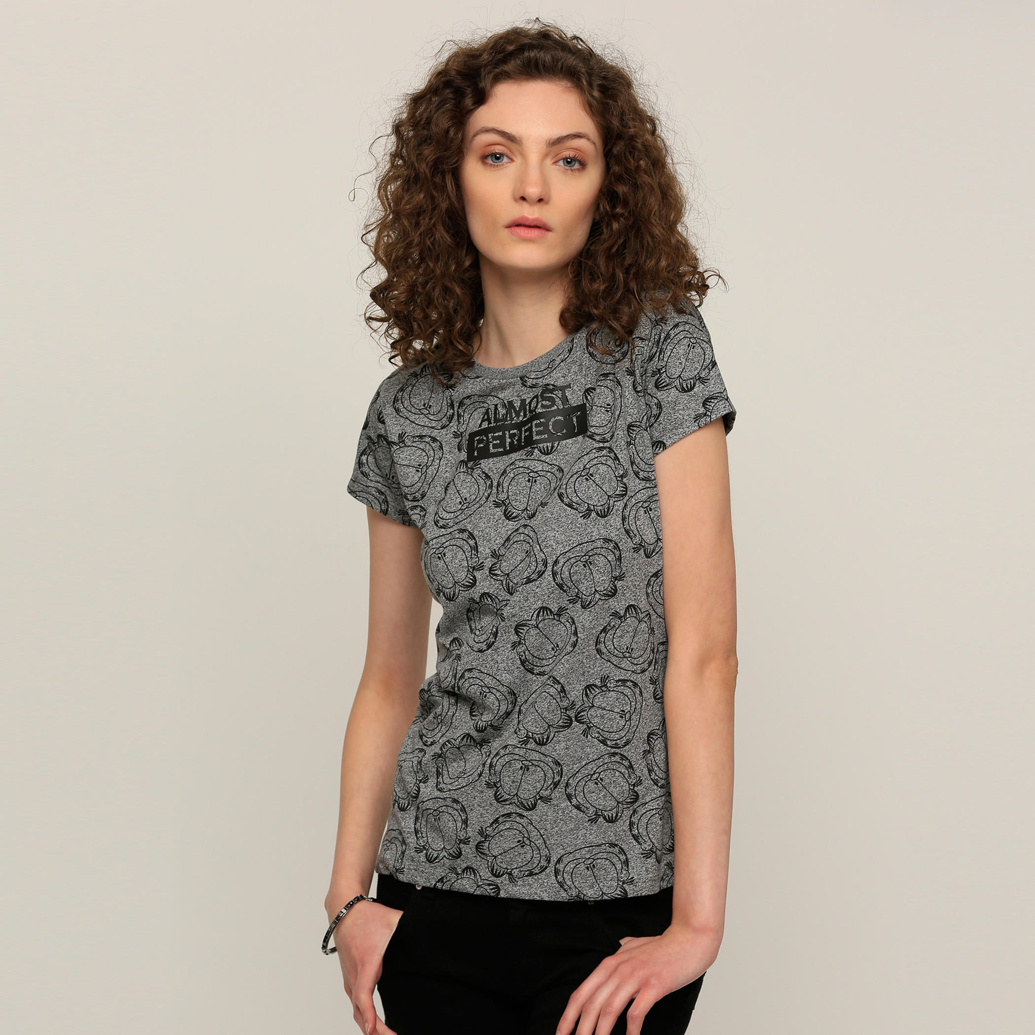 تيشيرت بياقة مستديرة وأكمام قصيرة وطبعات جارفيلد-women-clothing-tshirts-image-1