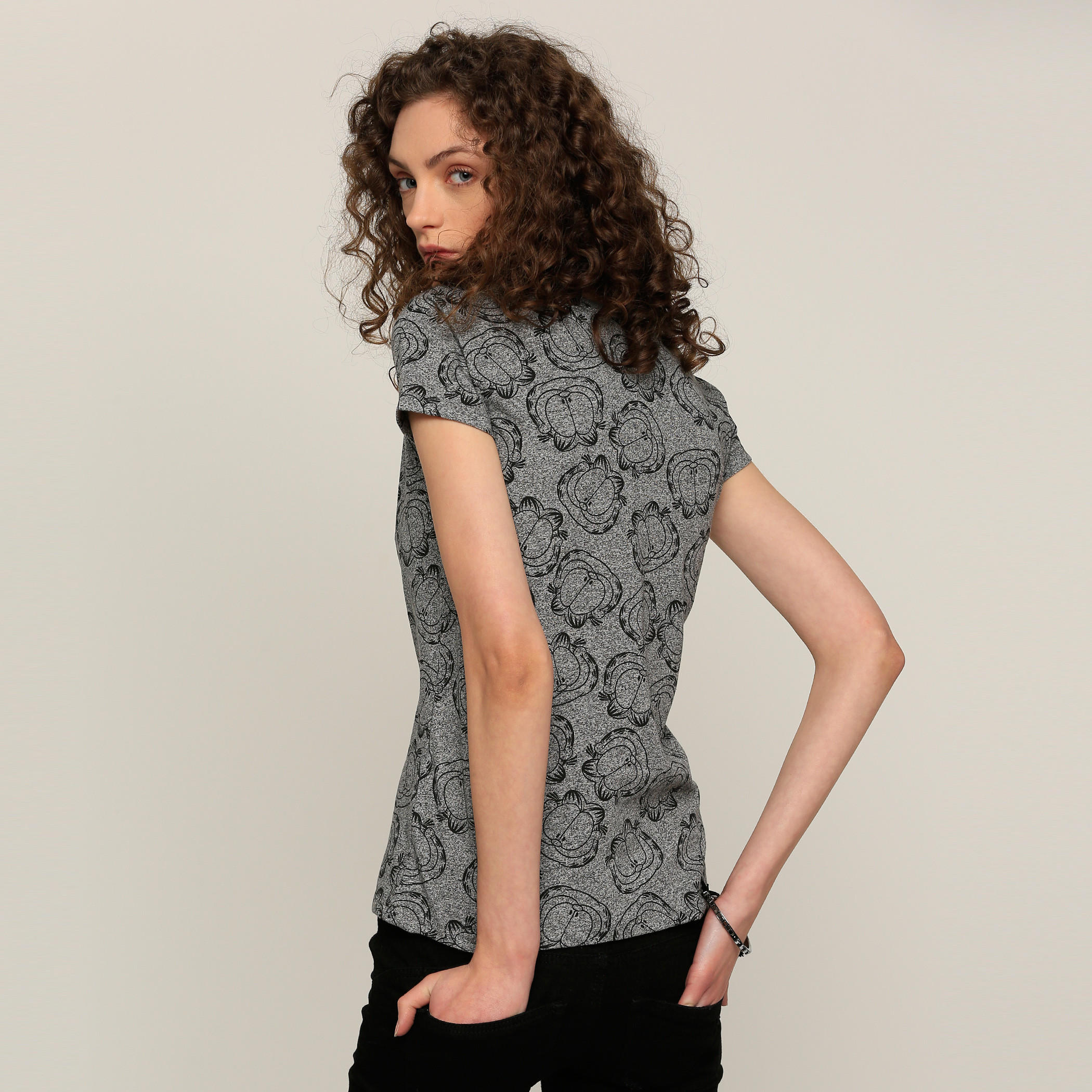 تيشيرت بياقة مستديرة وأكمام قصيرة وطبعات جارفيلد-women-clothing-tshirts-image-2