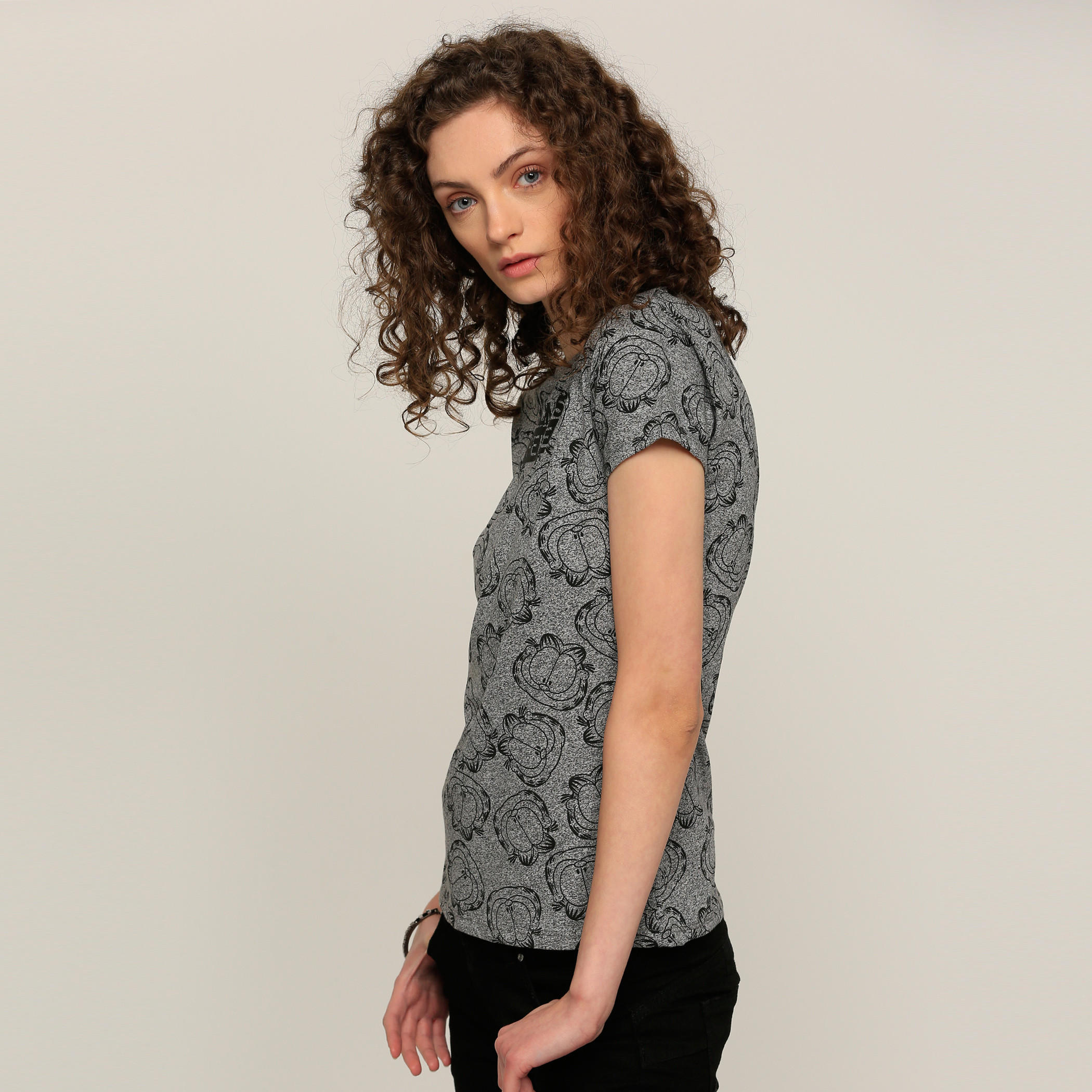 تيشيرت بياقة مستديرة وأكمام قصيرة وطبعات جارفيلد-women-clothing-tshirts-image-3