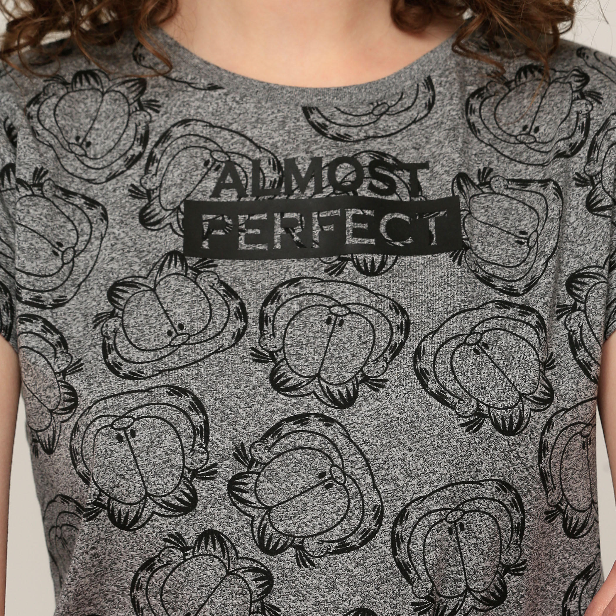 تيشيرت بياقة مستديرة وأكمام قصيرة وطبعات جارفيلد-women-clothing-tshirts-image-4