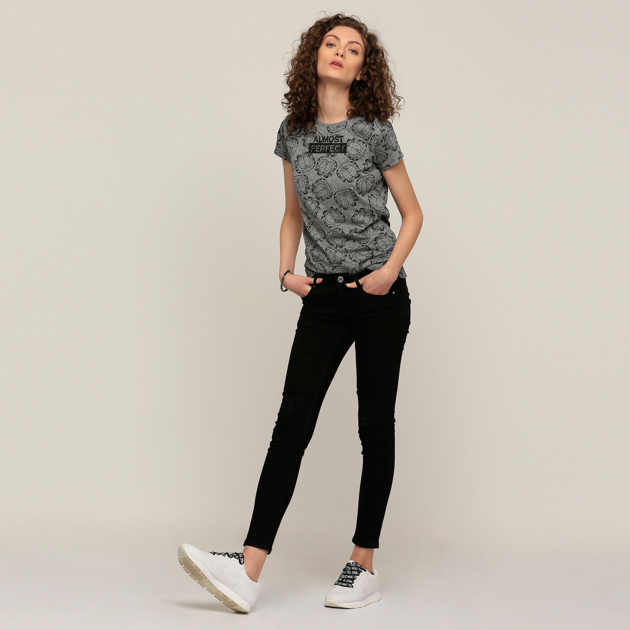 تيشيرت بياقة مستديرة وأكمام قصيرة وطبعات جارفيلد-women-clothing-tshirts-image-5