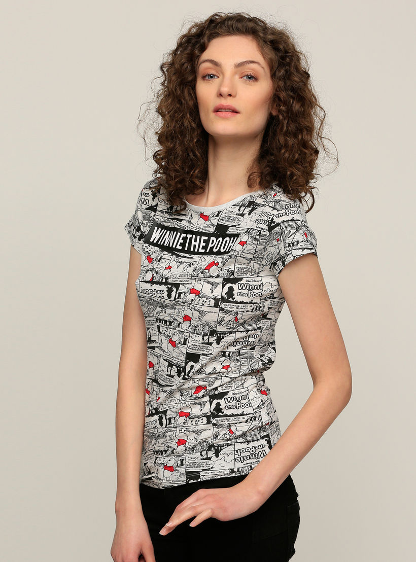 تيشيرت بياقة مستديرة وأكمام كاب مع طبعات ويني ذا بو-women-clothing-tshirts-image-1
