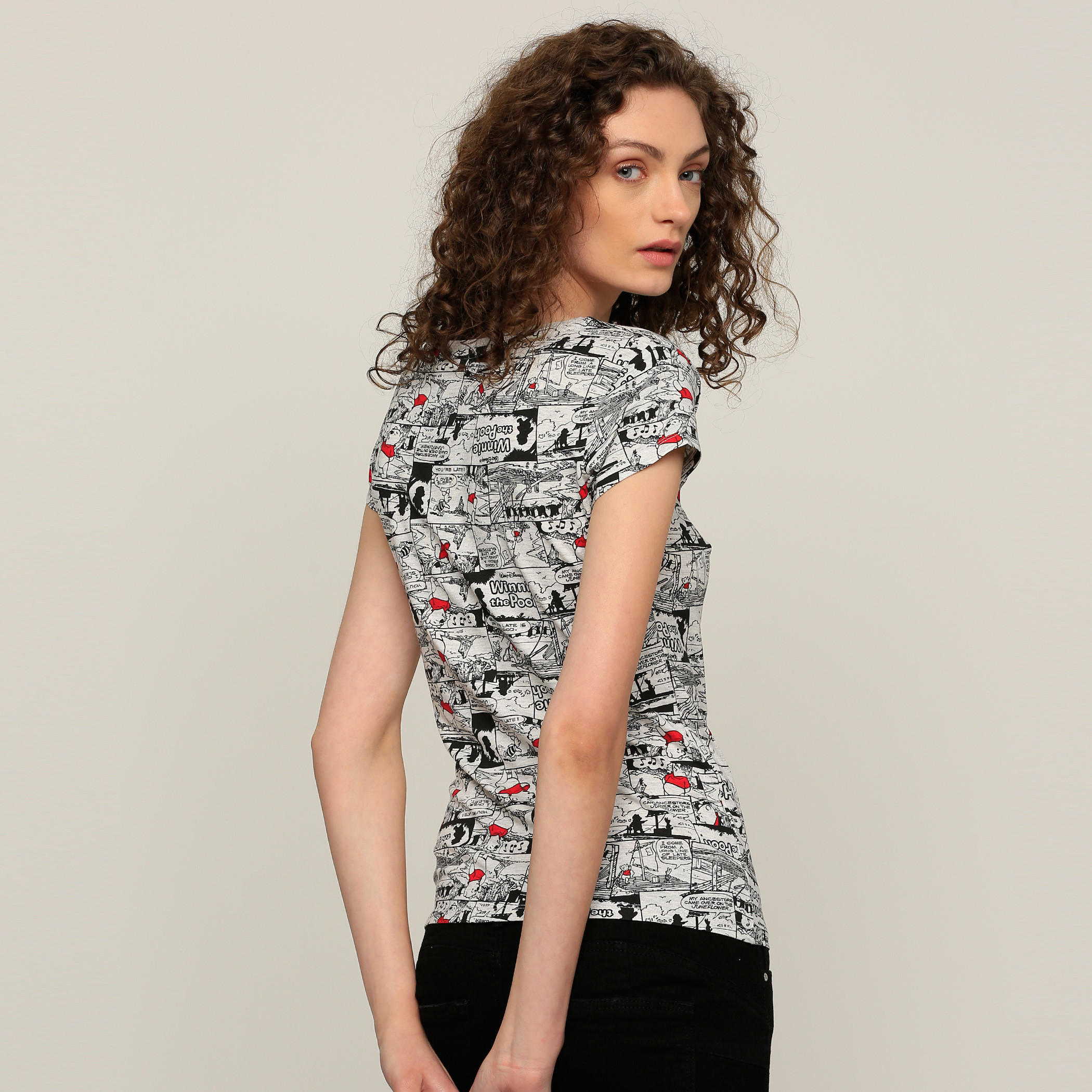 تيشيرت بياقة مستديرة وأكمام كاب مع طبعات ويني ذا بو-women-clothing-tshirts-image-2