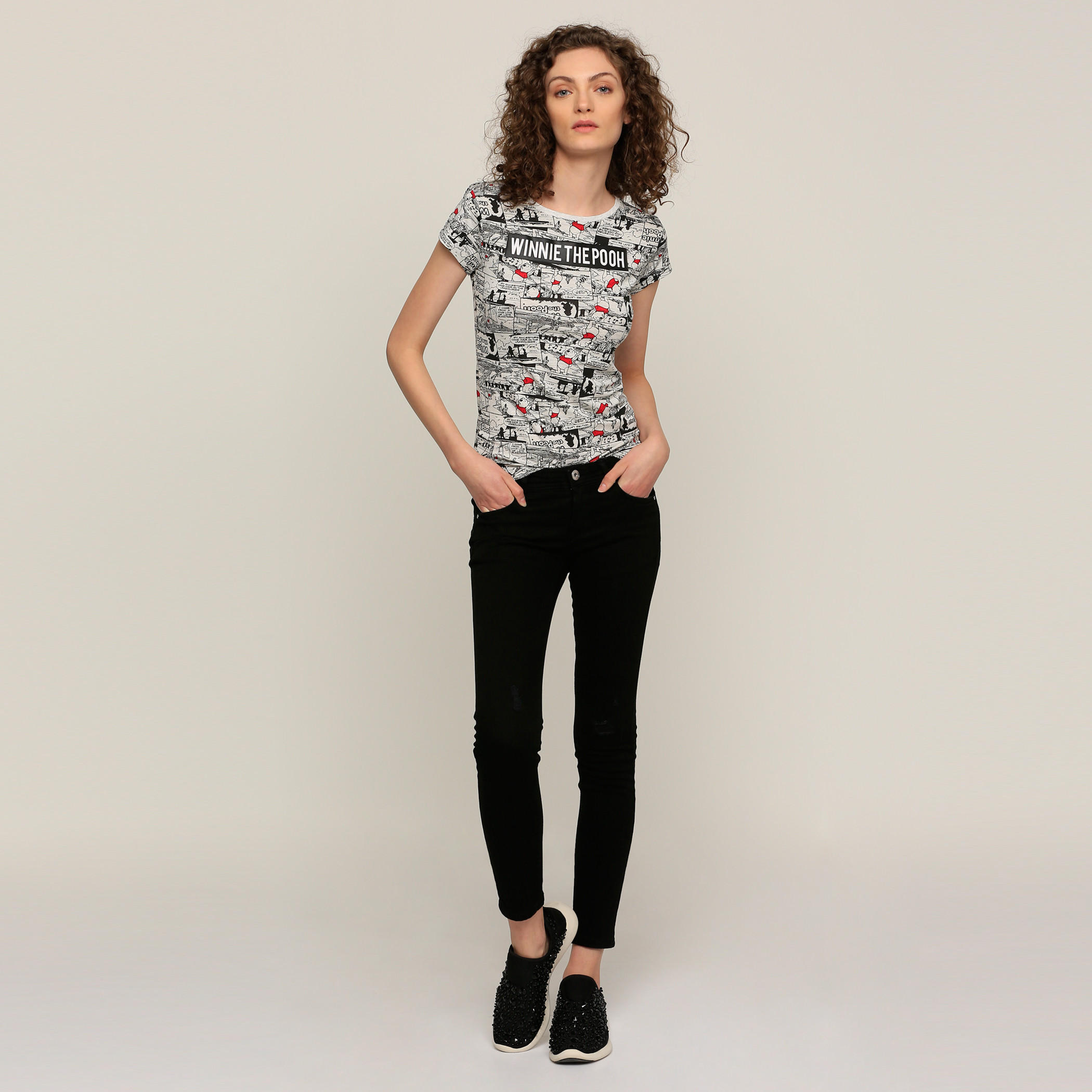 تيشيرت بياقة مستديرة وأكمام كاب مع طبعات ويني ذا بو-women-clothing-tshirts-image-5