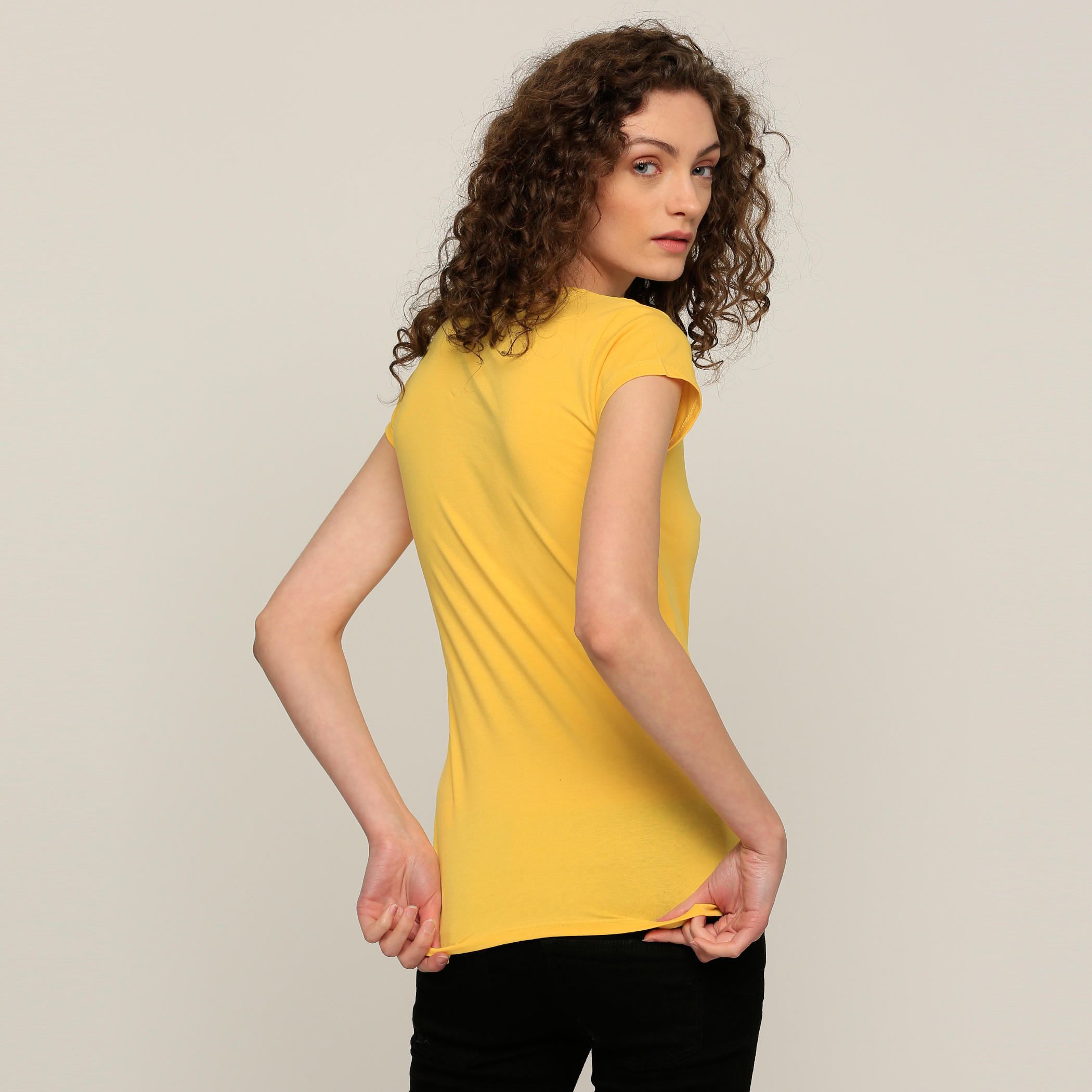 تيشيرت بياقة مستديرة وأكمام كاب وطبعات تويتي-women-clothing-tshirts-image-2