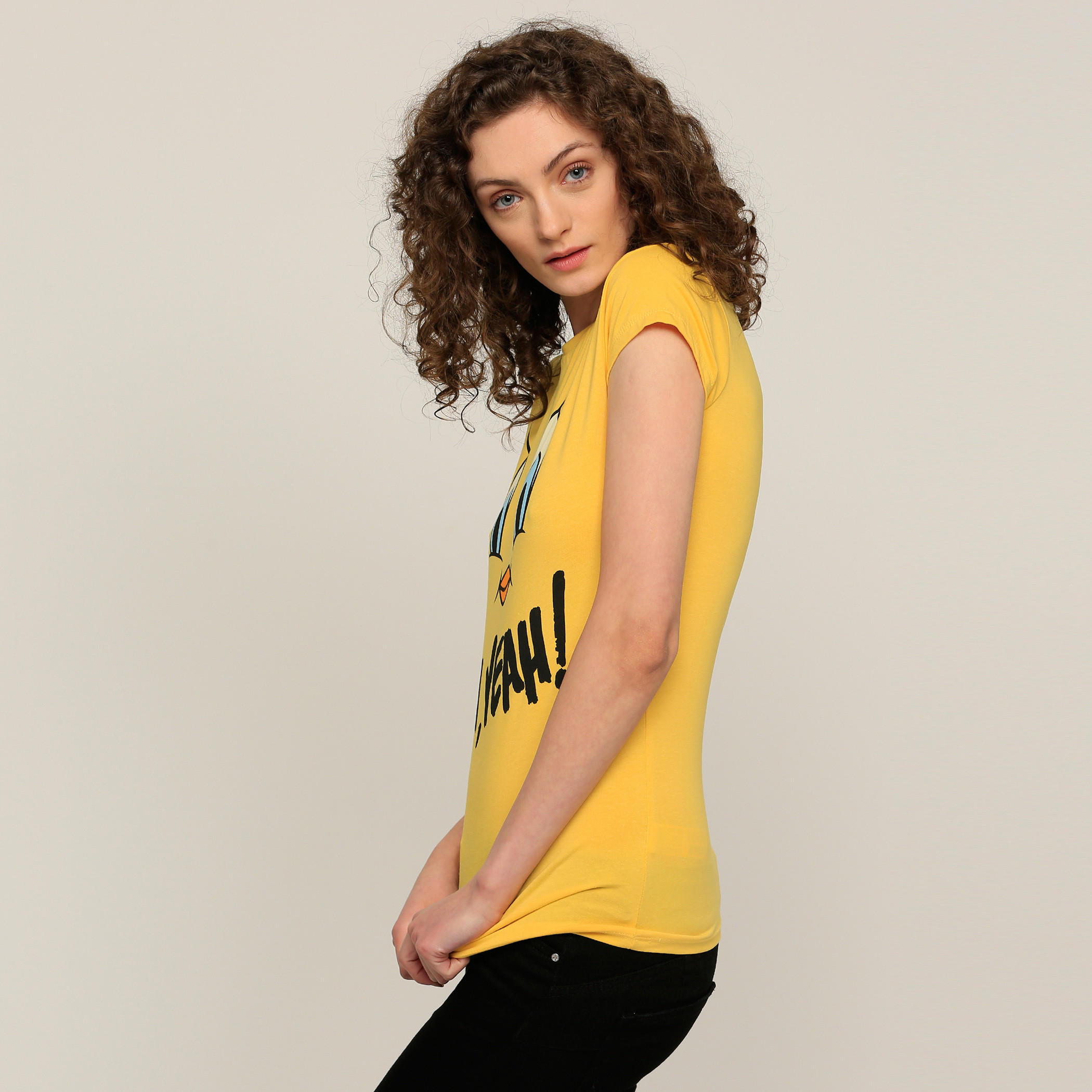 تيشيرت بياقة مستديرة وأكمام كاب وطبعات تويتي-women-clothing-tshirts-image-3