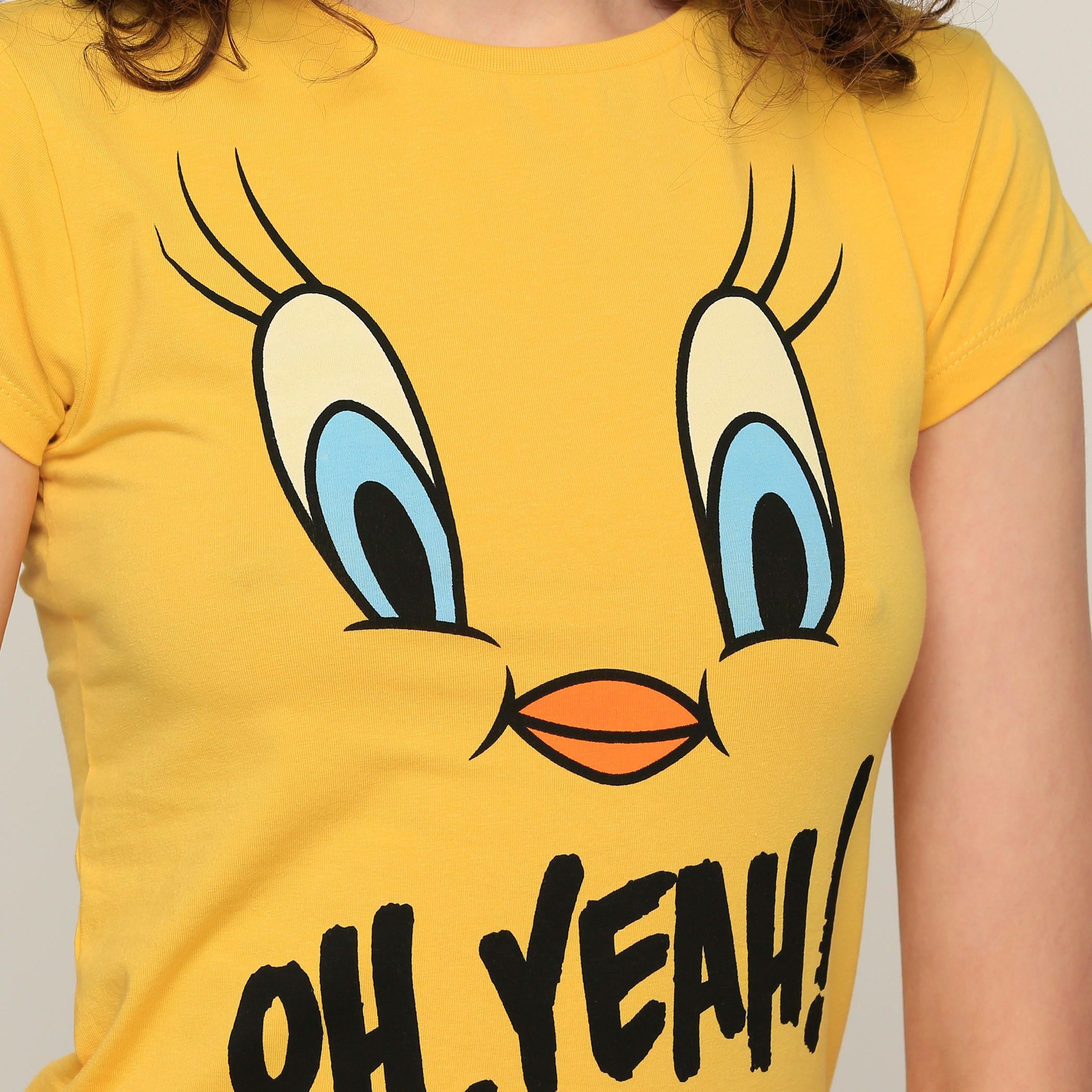 تيشيرت بياقة مستديرة وأكمام كاب وطبعات تويتي-women-clothing-tshirts-image-4