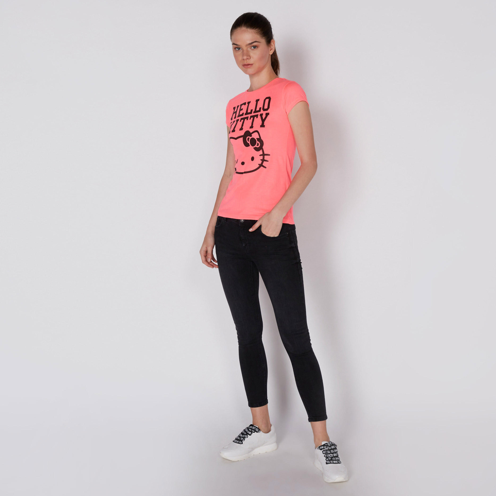 تيشيرت بياقة مستديرة وأكمام كاب وزخارف هالو كيتي-women-clothing-tshirts-image-2