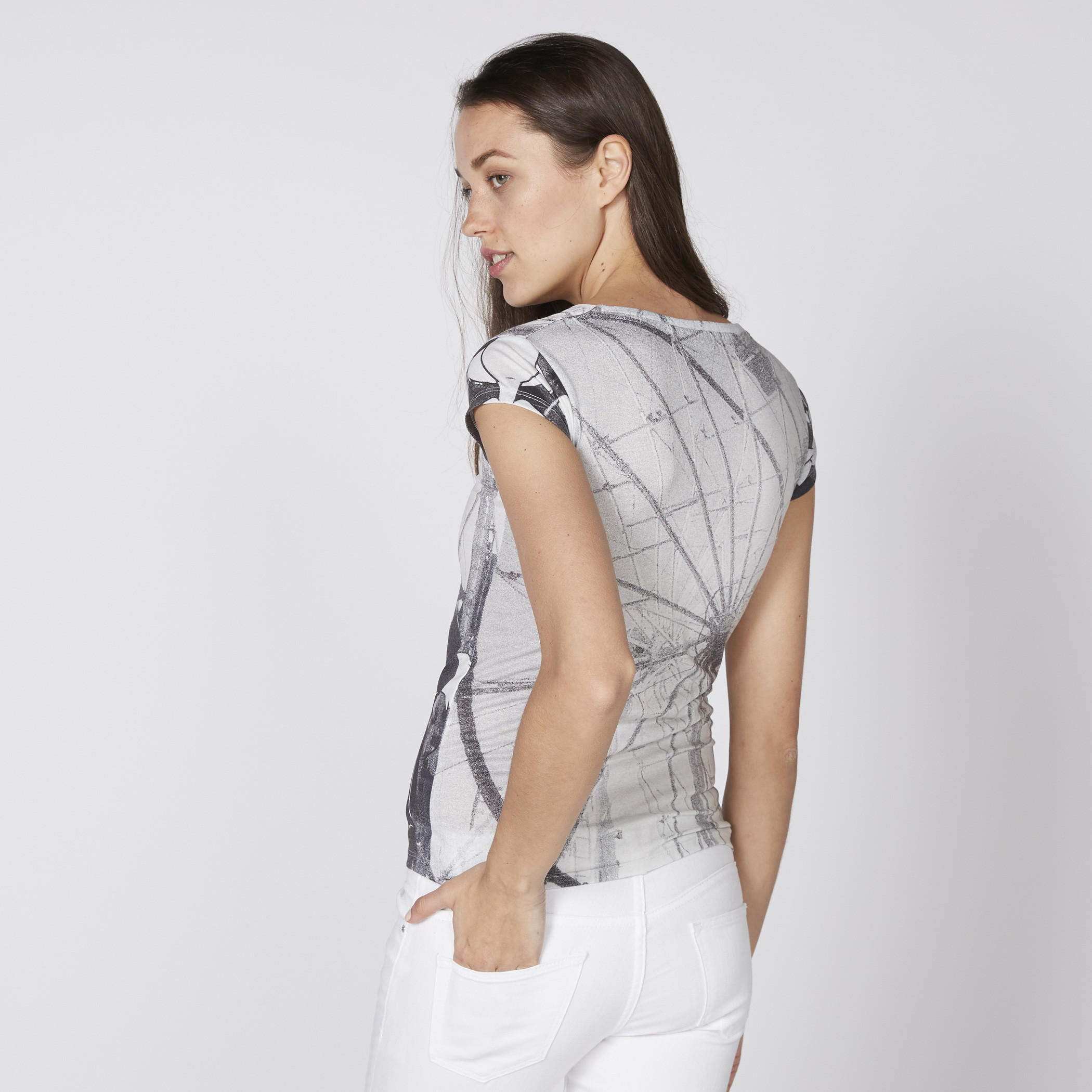 تيشيرت بأكمام كاب وياقة مستديرة ونقش لوني تيونز-women-clothing-tshirts-image-3