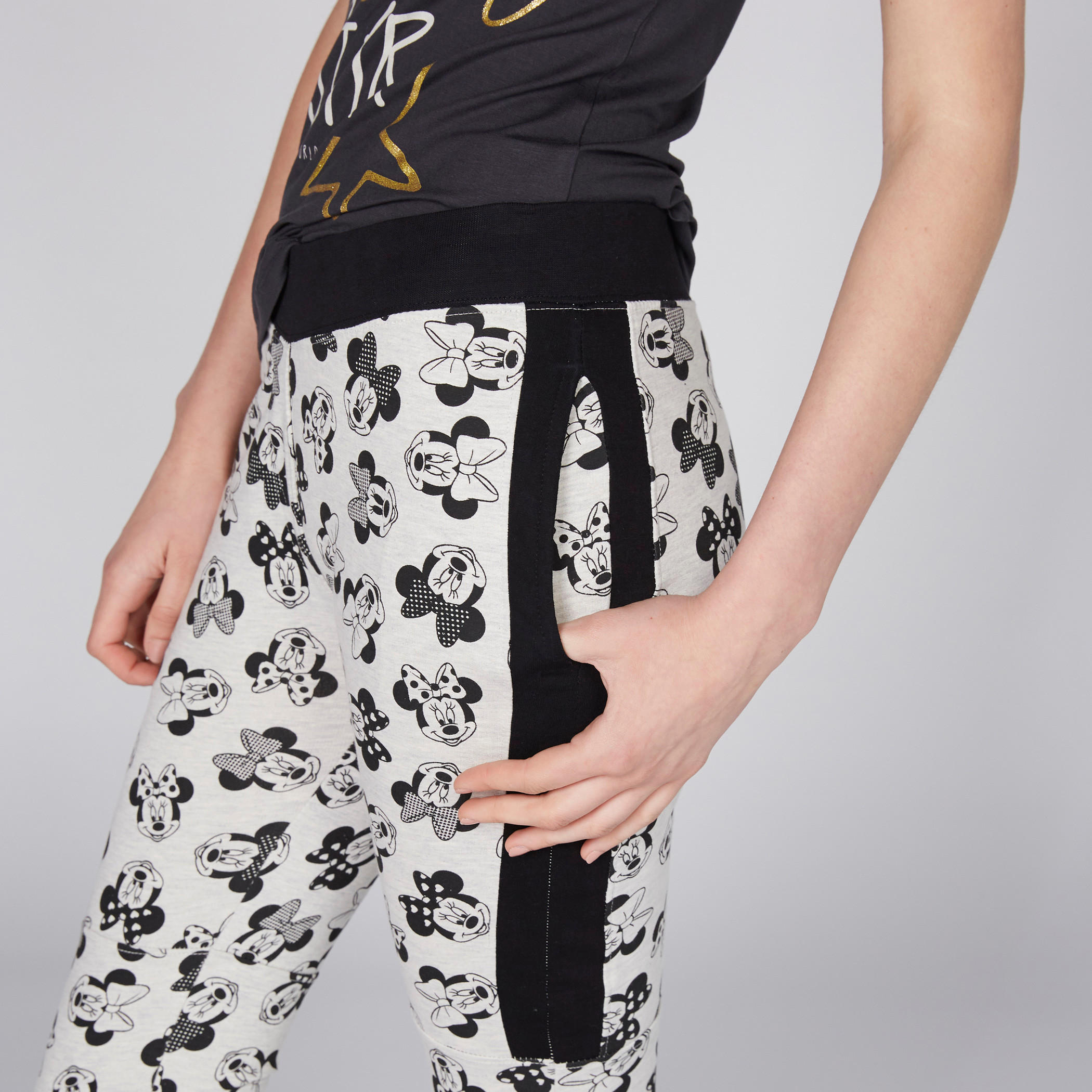 بنطال رياضي بخصر مطّاطي وطبعات ميكي ماوس-women-clothing-bottoms-joggers-image-3