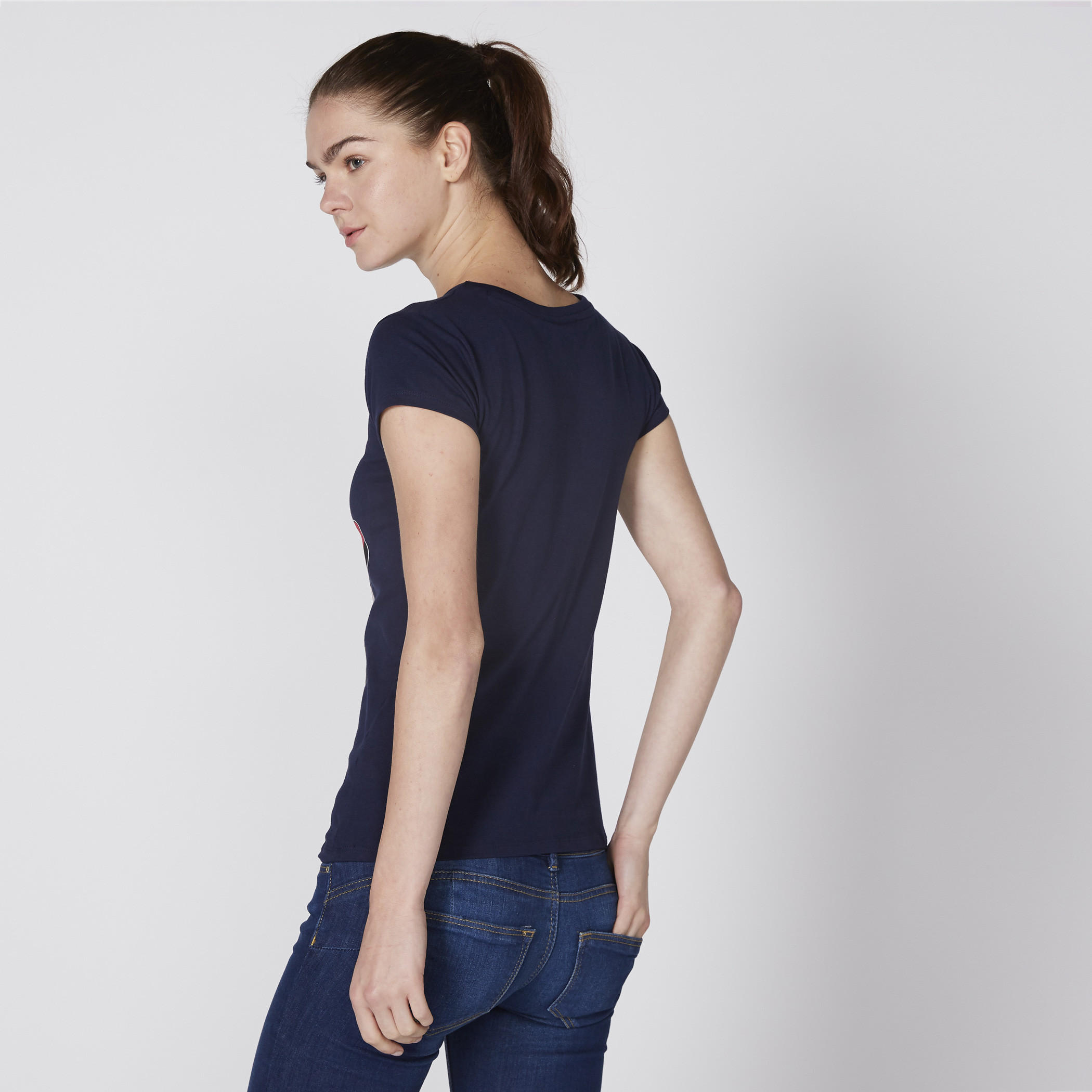 تيشيرت بياقة مستديرة وأكمام كاب وطبعات ديزني راوند-women-clothing-tshirts-image-3