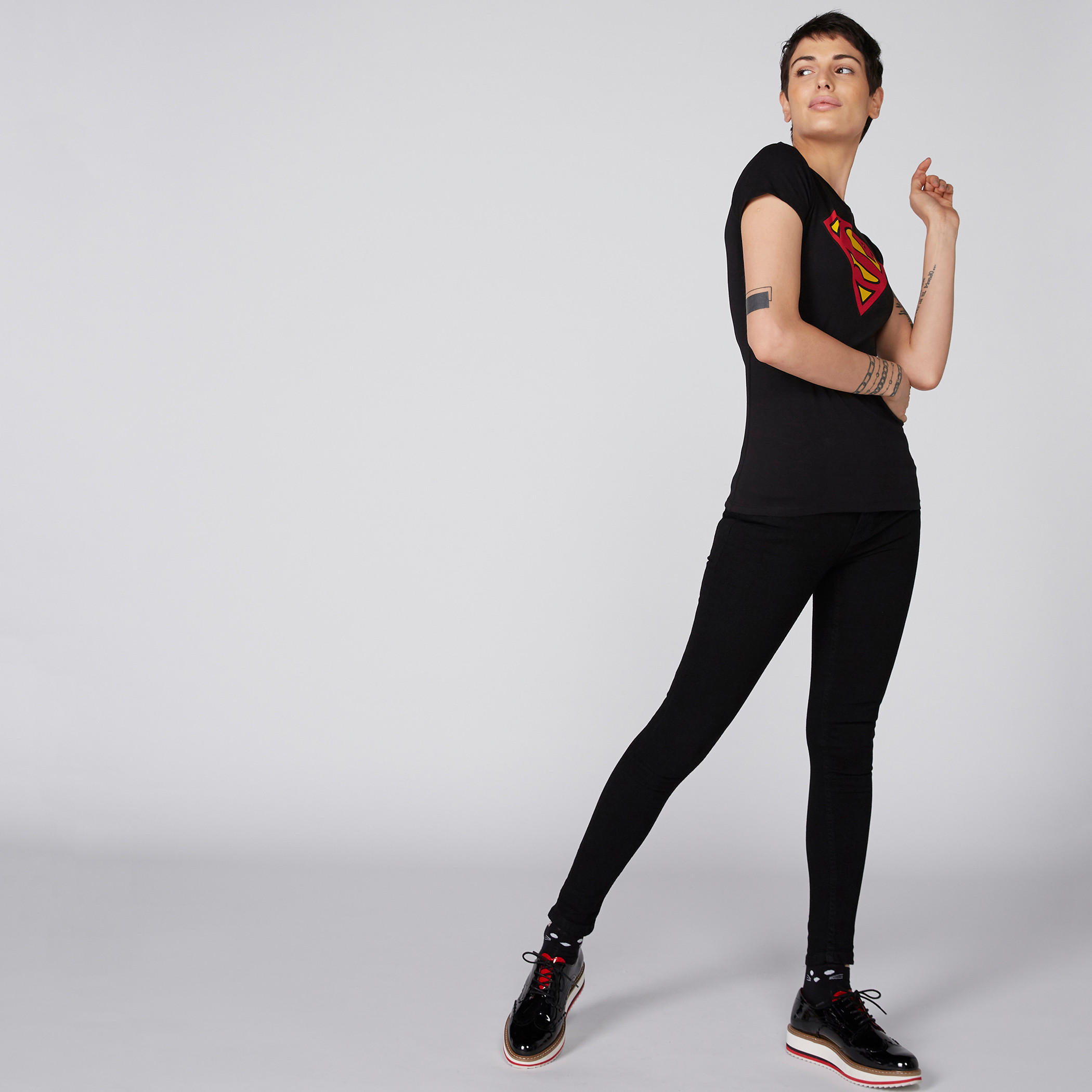 تيشيرت بياقة مستديرة وأكمام قصيرة وطبعات سوبرمان-women-clothing-tshirts-image-3