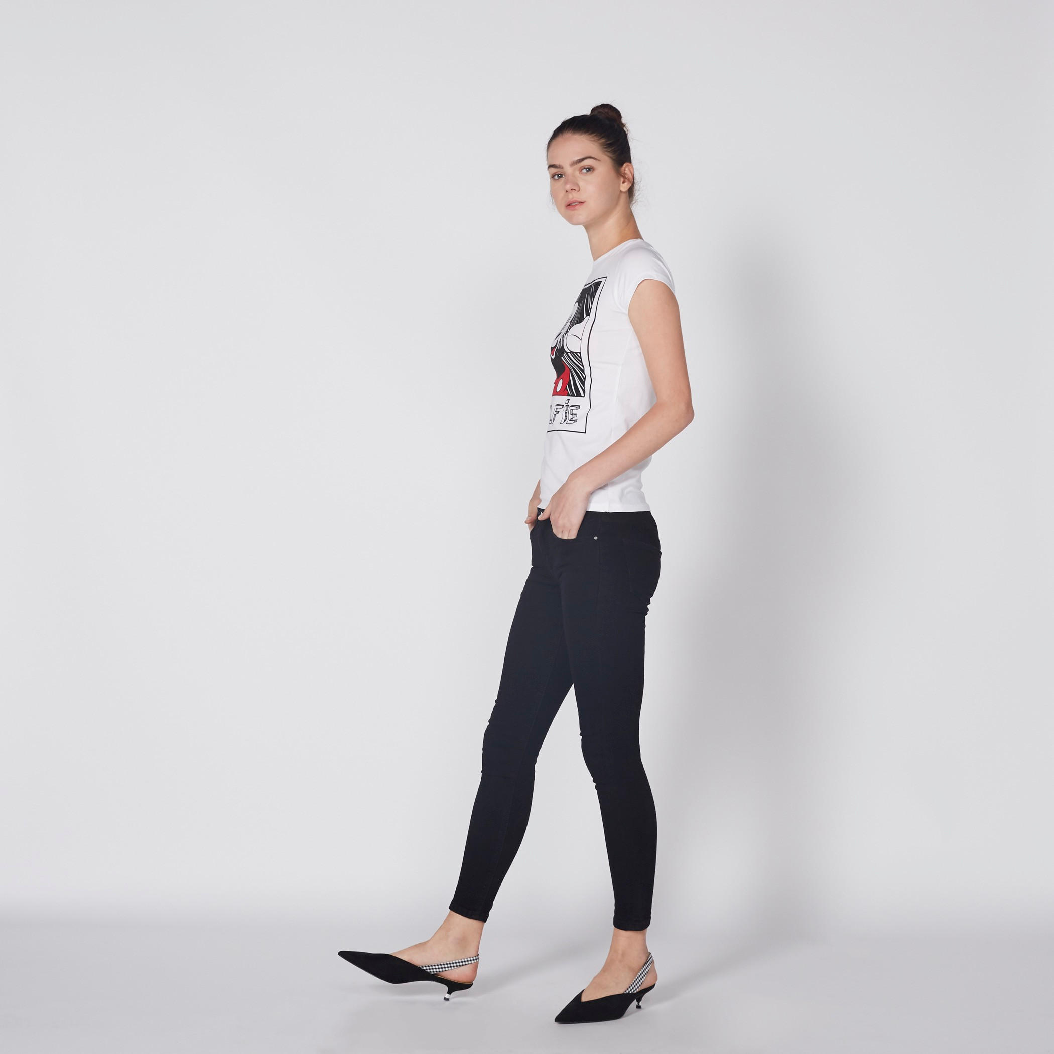 تيشيرت بأكمام كاب وياقة مستديرة وطبعات ميكي ماوس-women-clothing-tshirts-image-2