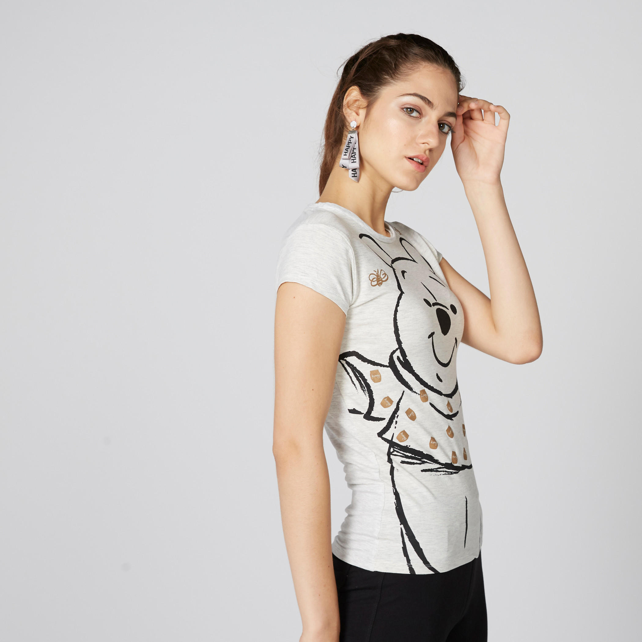 تيشيرت بياقة مستديرة وأكمام كاب بطبعات ويني ذا بو-women-clothing-tshirts-image-1