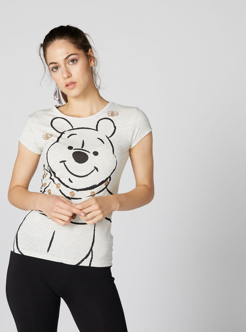 تيشيرت بياقة مستديرة وأكمام كاب بطبعات ويني ذا بو-women-clothing-tshirts-image-2