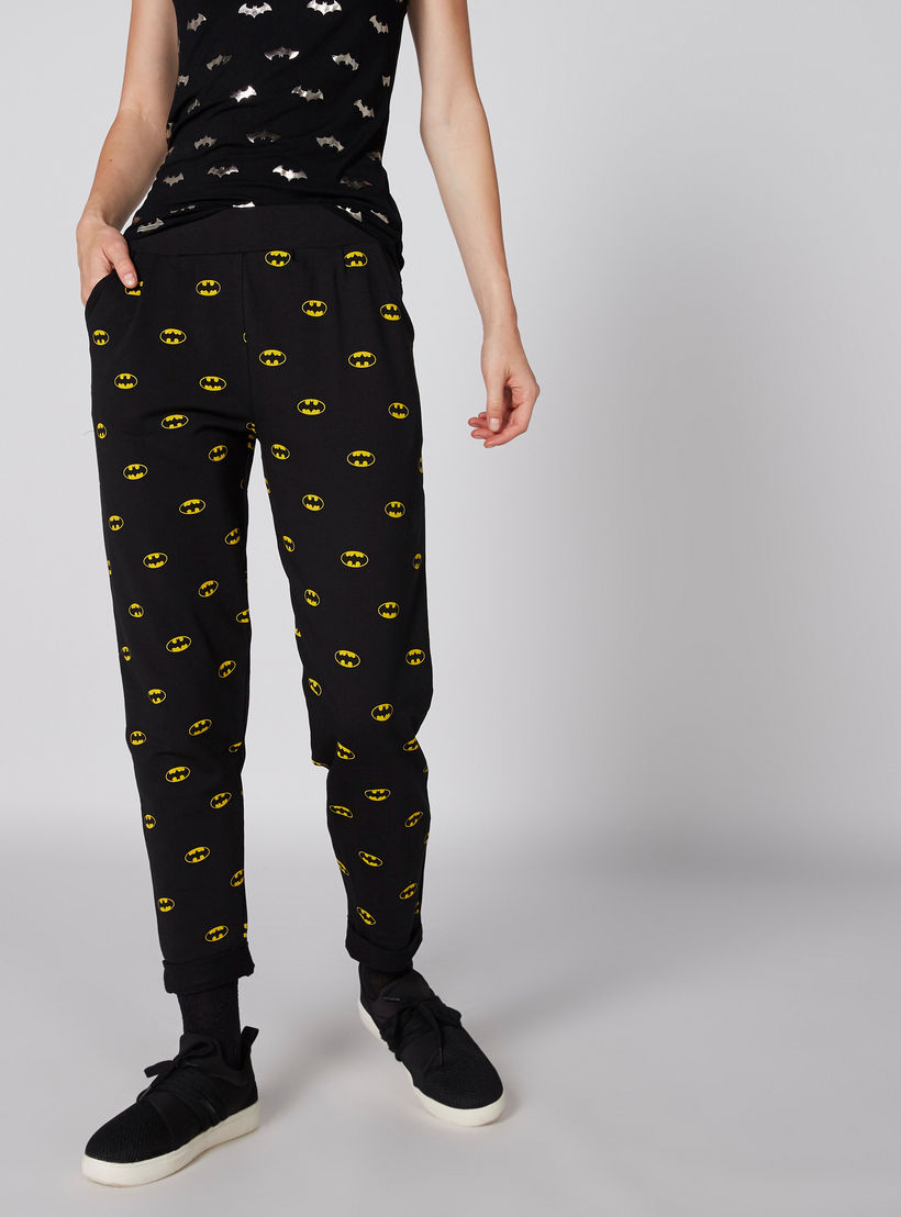 بنطال رياضي طويل بخصر مطاطي وطبعات باتمان-women-clothing-bottoms-joggers-image-2