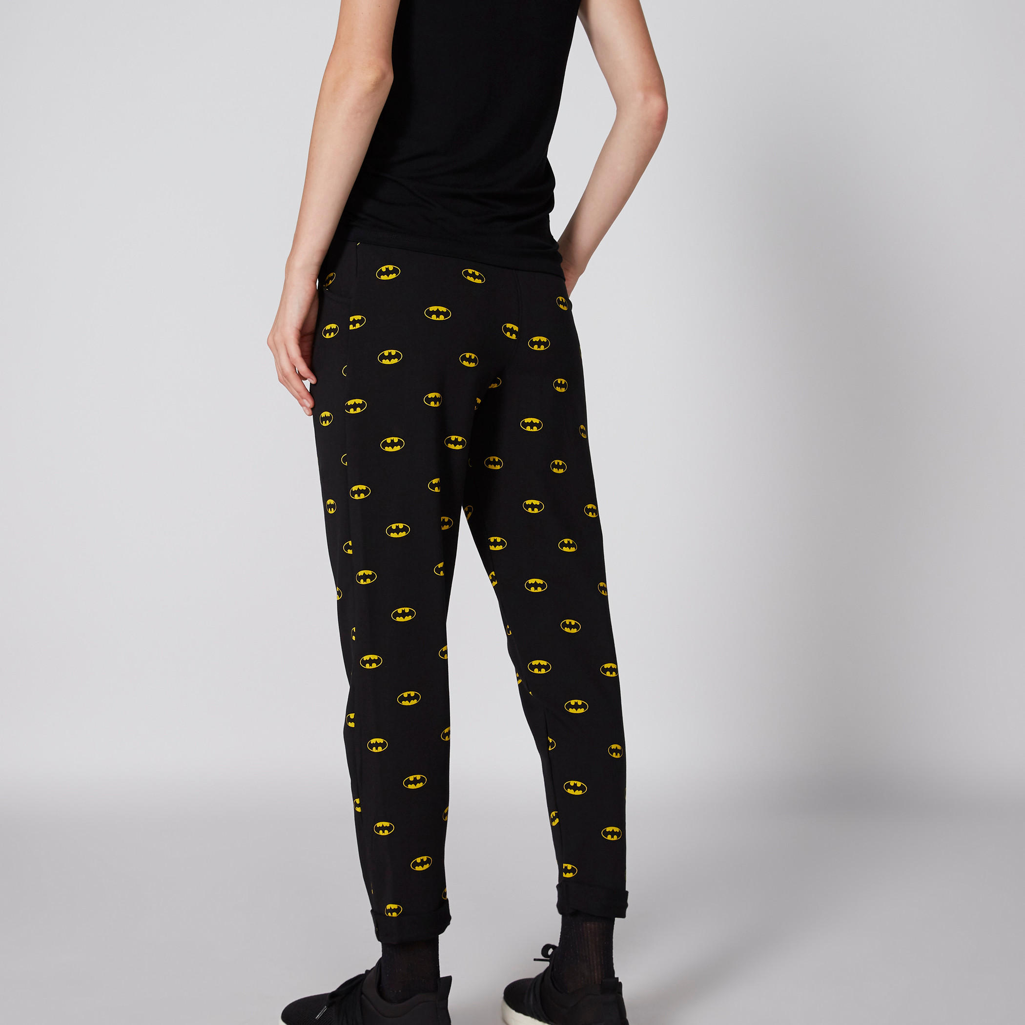 بنطال رياضي طويل بخصر مطاطي وطبعات باتمان-women-clothing-bottoms-joggers-image-3