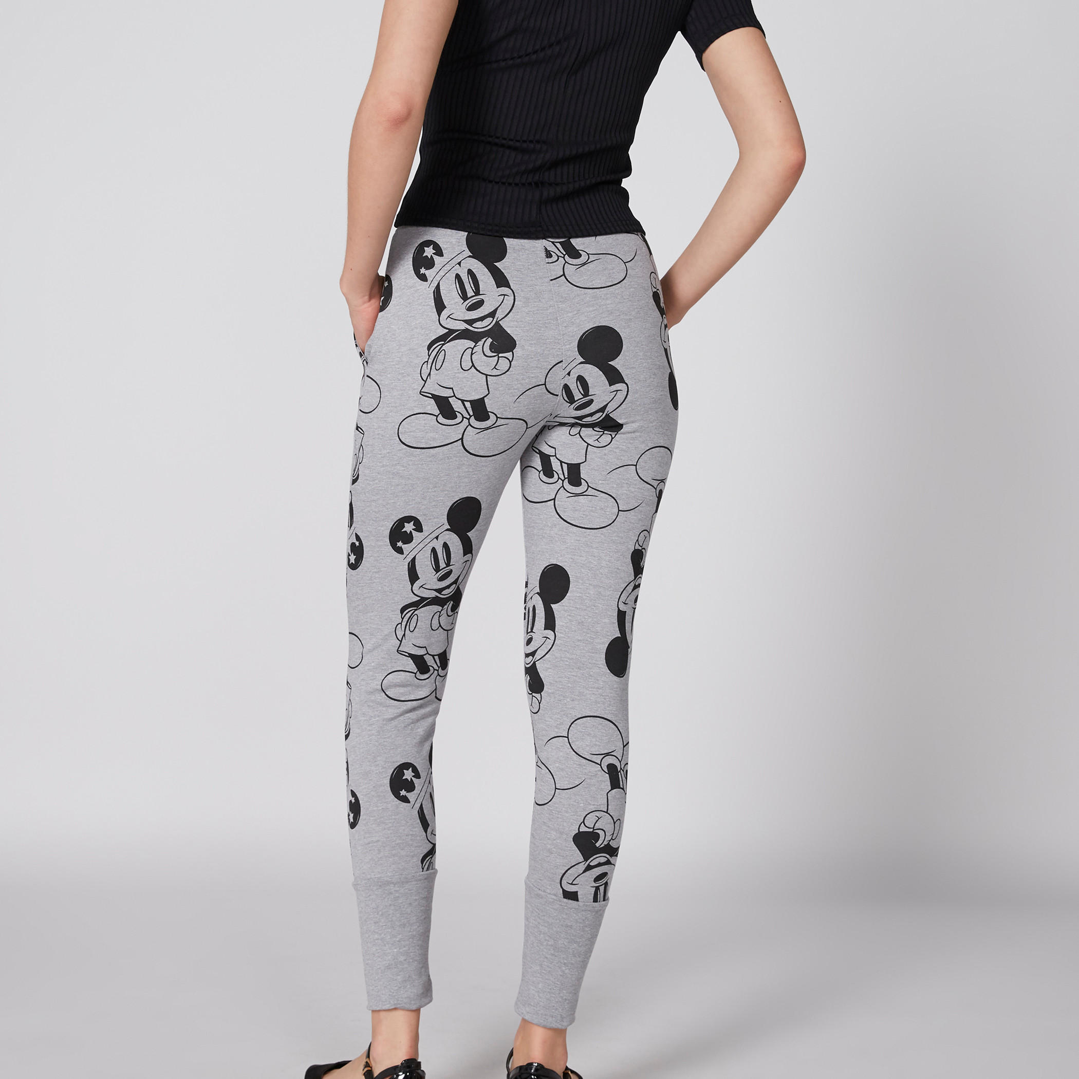 بنطال رياضي طويل بجيوب وطبعات ميكي ماوس-women-clothing-bottoms-joggers-image-2