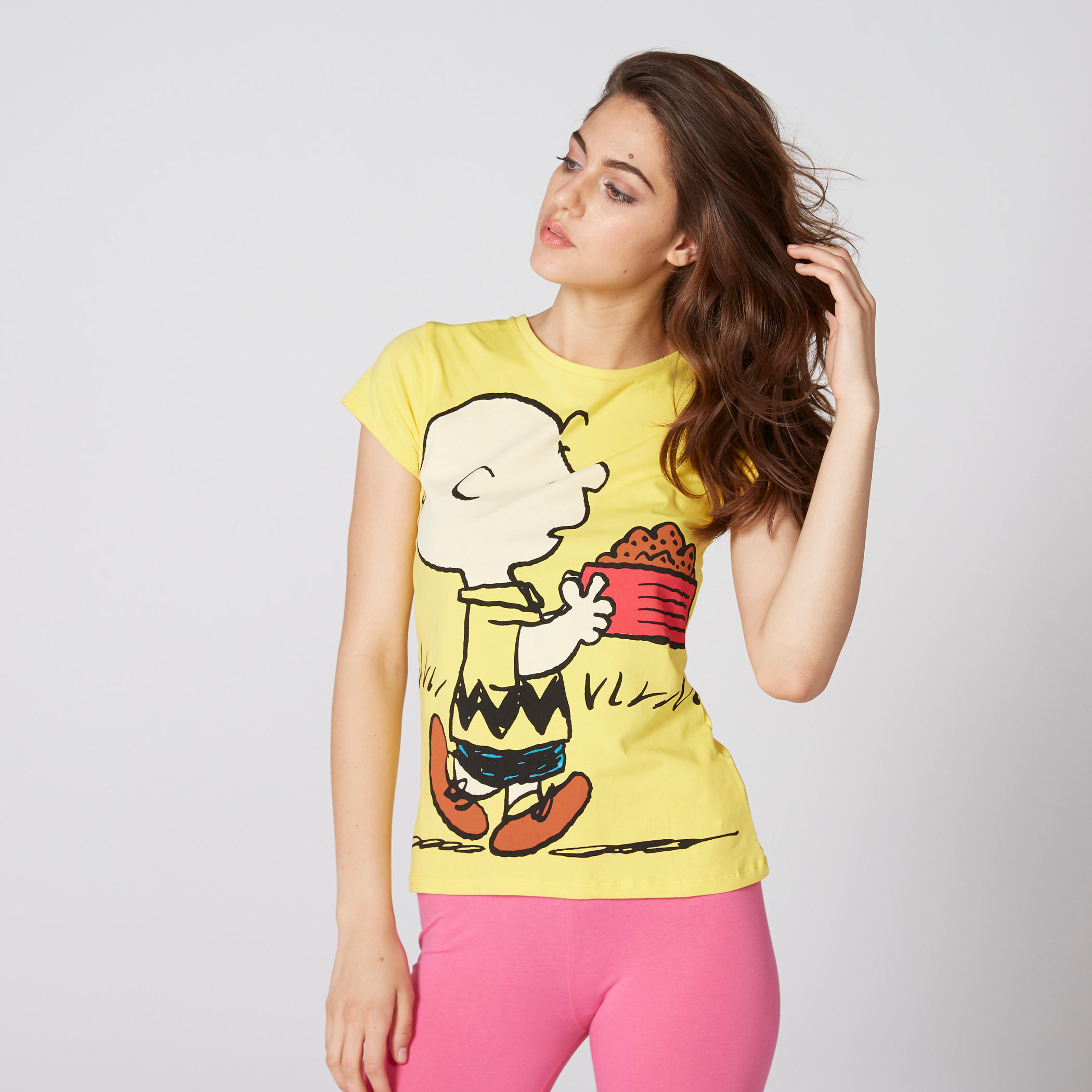 تيشيرت بياقة مستديرة وأكمام كاب وطبعات تشارلي براون-women-clothing-tshirts-image-1