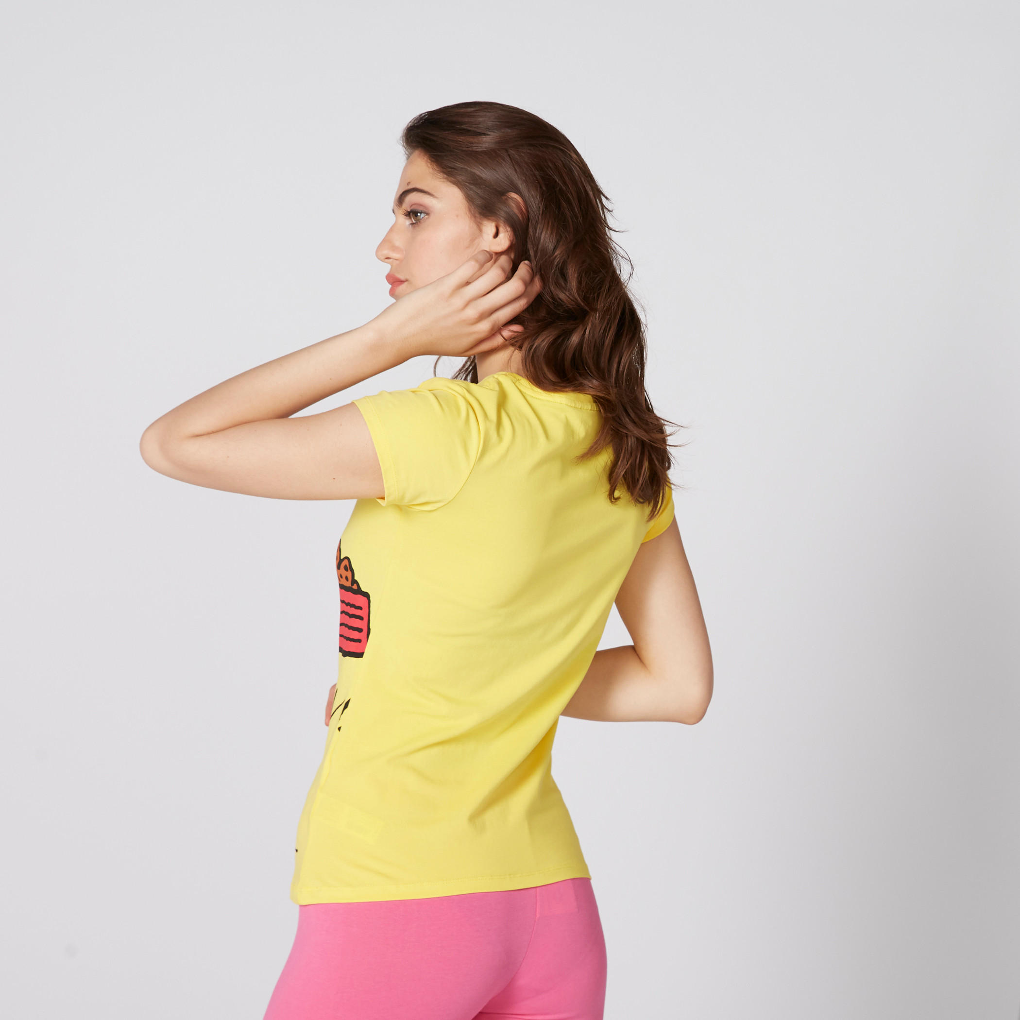 تيشيرت بياقة مستديرة وأكمام كاب وطبعات تشارلي براون-women-clothing-tshirts-image-2