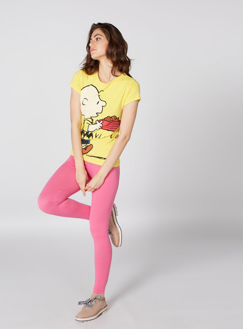 تيشيرت بياقة مستديرة وأكمام كاب وطبعات تشارلي براون-women-clothing-tshirts-image-3