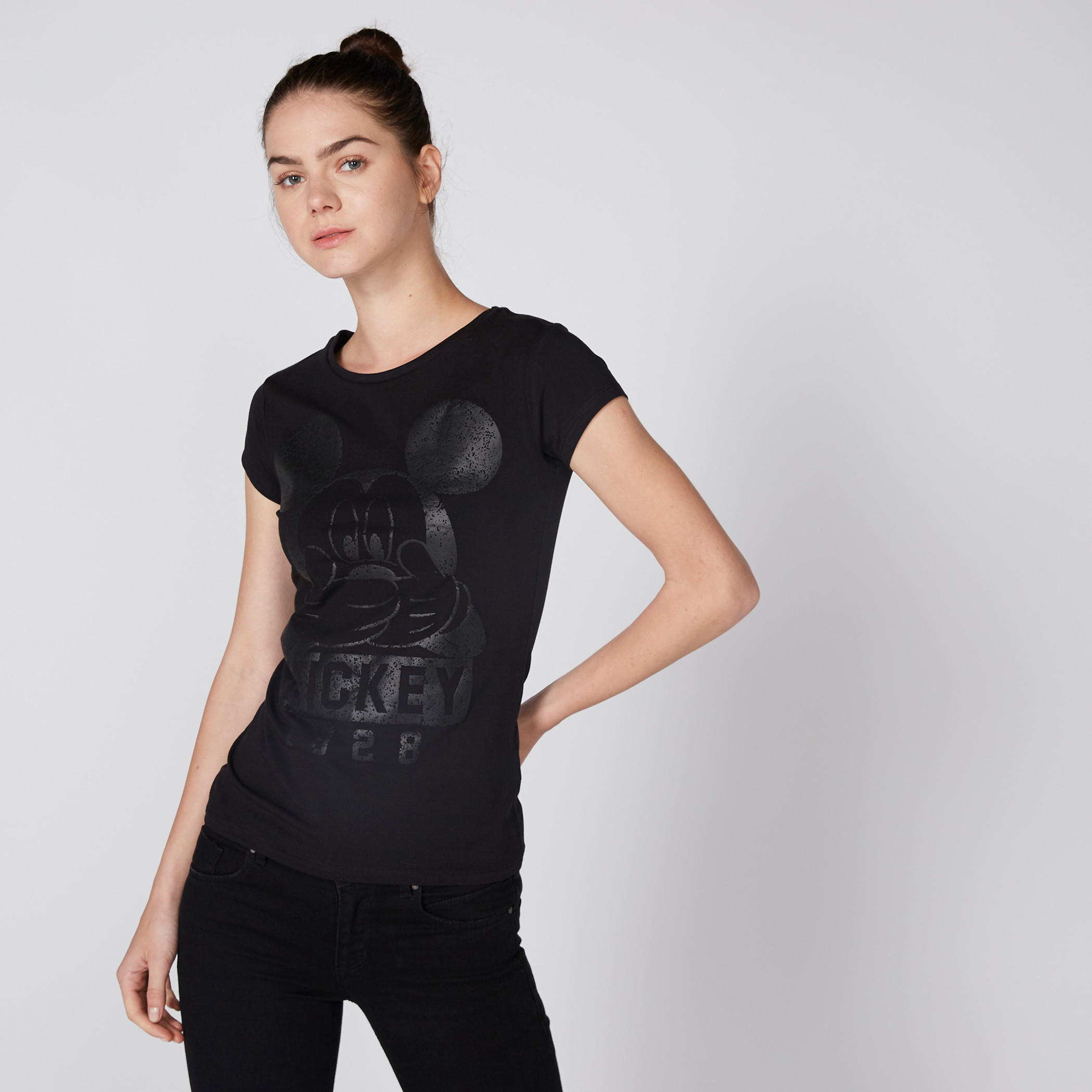 تيشيرت بأكمام كاب وياقة مستديرة وطبعات ميكي ماوس-women-clothing-tshirts-image-1