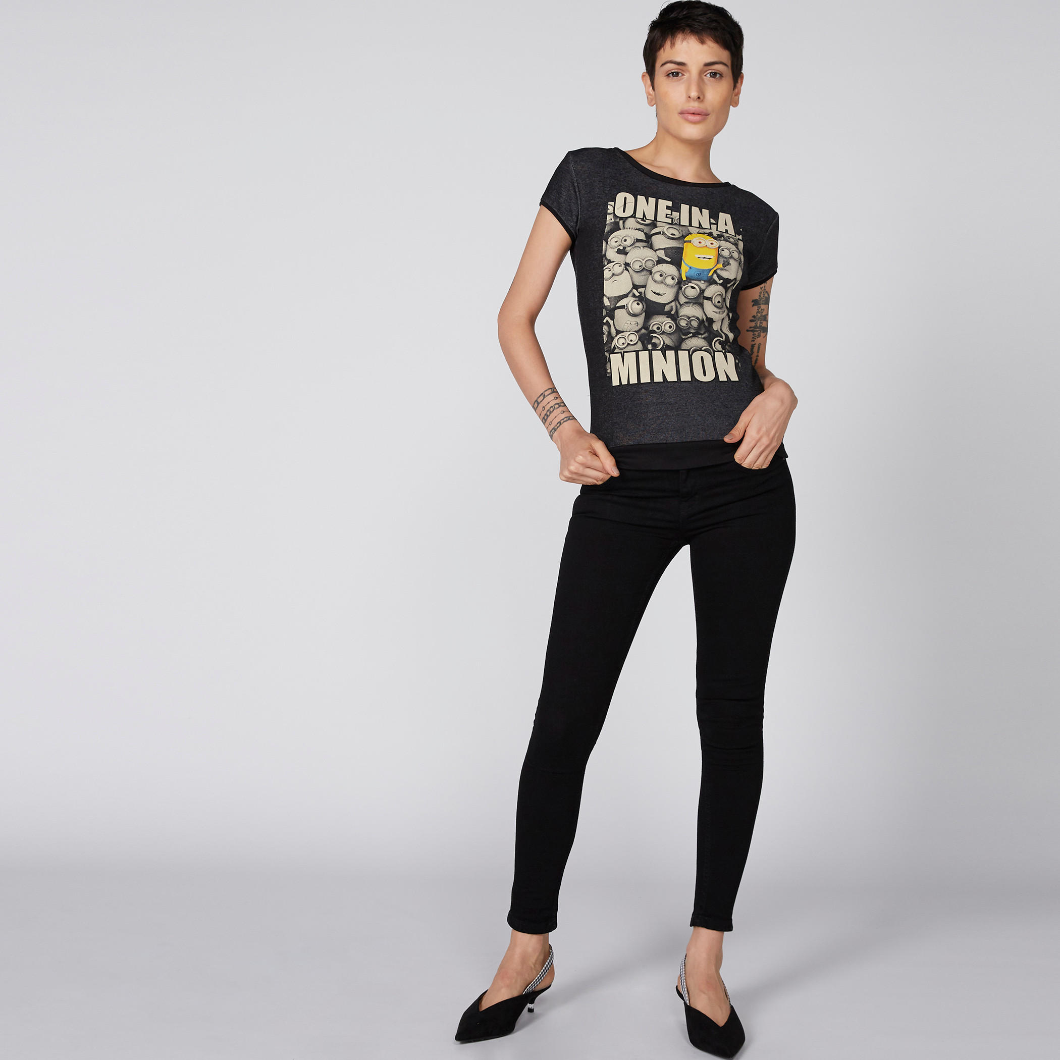 تيشيرت بياقة مستديرة وأكمام قصيرة وطبعات مينيونز-women-clothing-tshirts-image-1