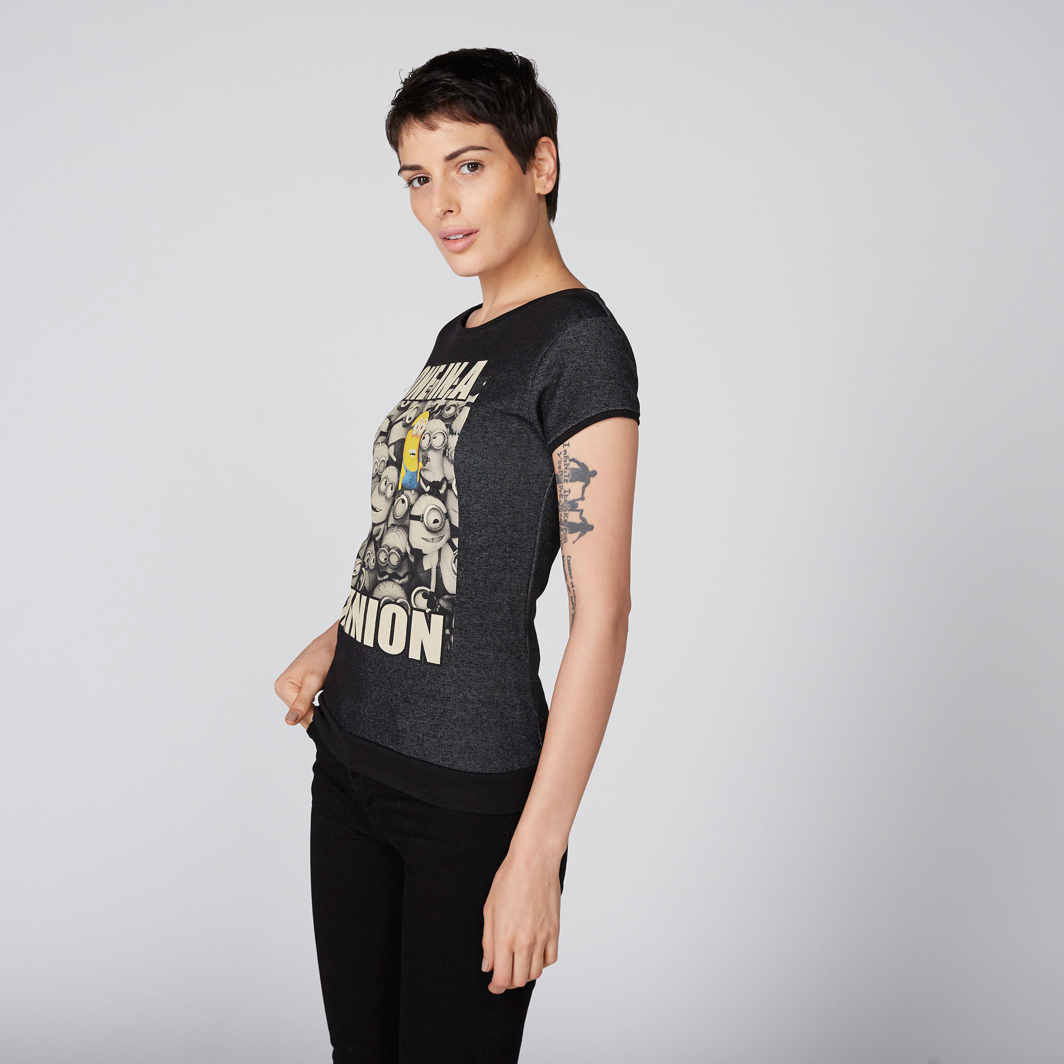 تيشيرت بياقة مستديرة وأكمام قصيرة وطبعات مينيونز-women-clothing-tshirts-image-2