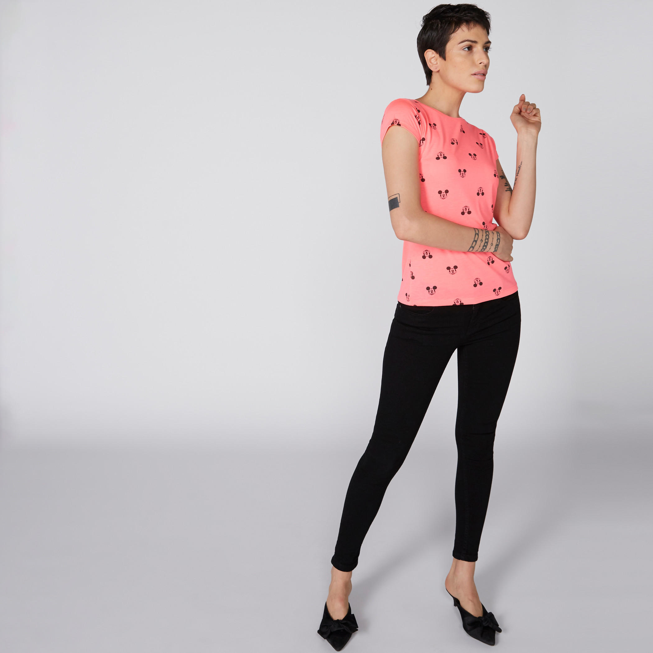تيشيرت بأكمام كاب وياقة مستديرة وطبعات ميكي ماوس-women-clothing-tshirts-image-3