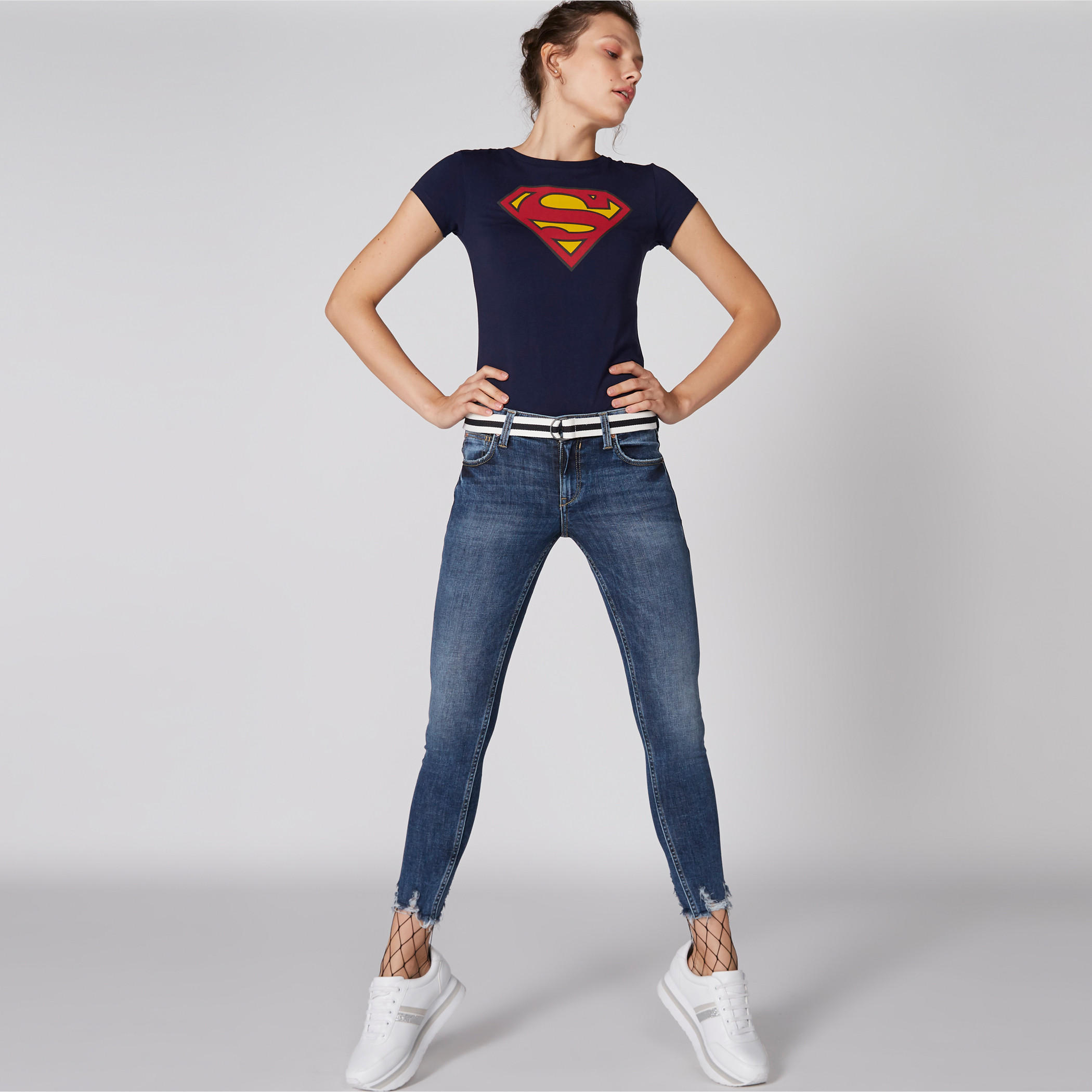 تيشيرت بأكمام كاب وياقة مستديرة وطبعات سوبرمان-women-clothing-tshirts-image-1