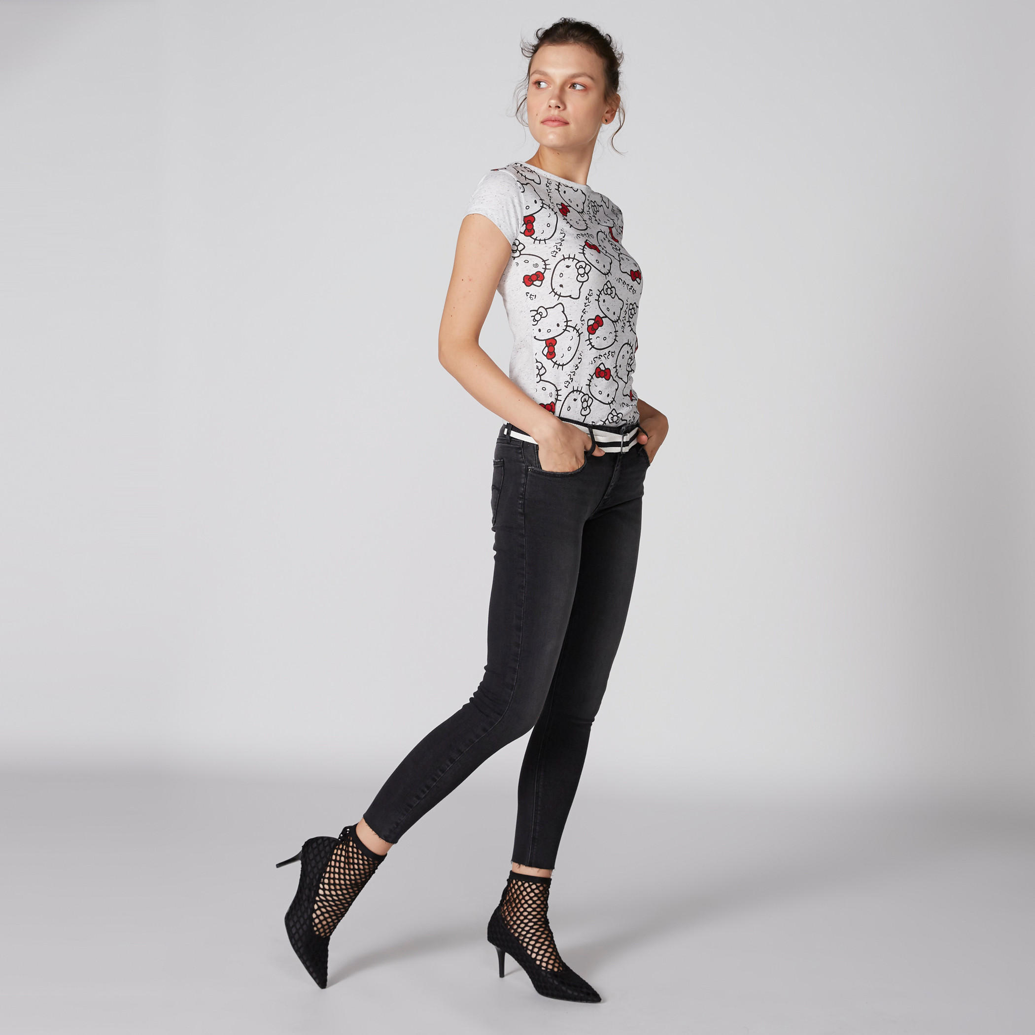 تيشيرت بياقة مستديرة وأكمام كاب بطبعات هاللو كيتي-women-clothing-tshirts-image-1