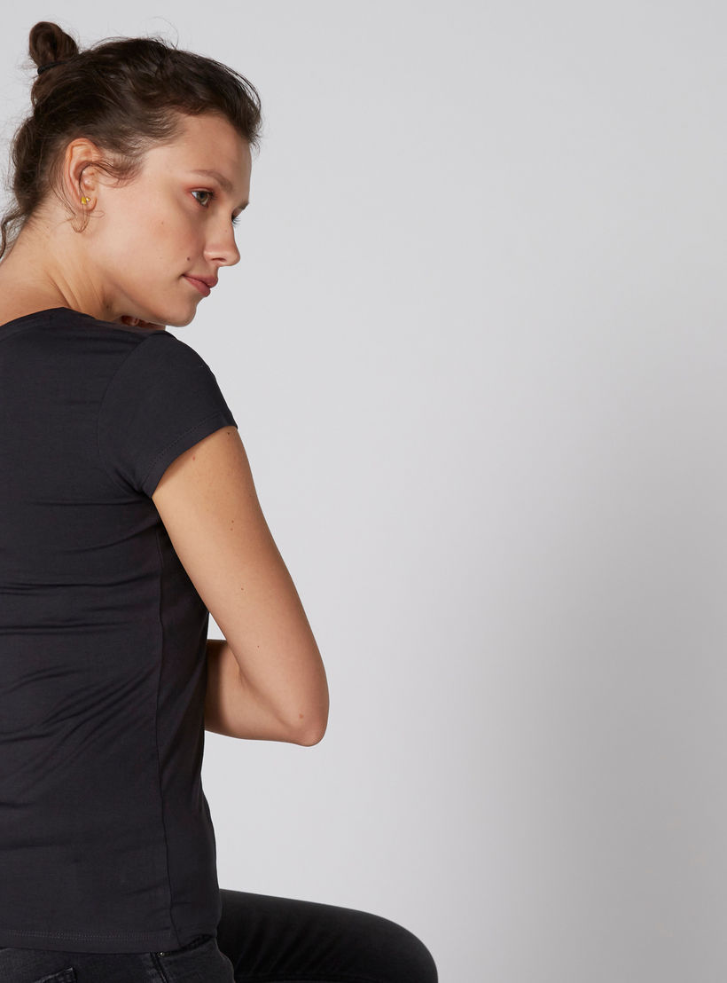 تيشيرت بياقة مستديرة وأكمام كاب وطبعات تويتي-women-clothing-tshirts-image-2