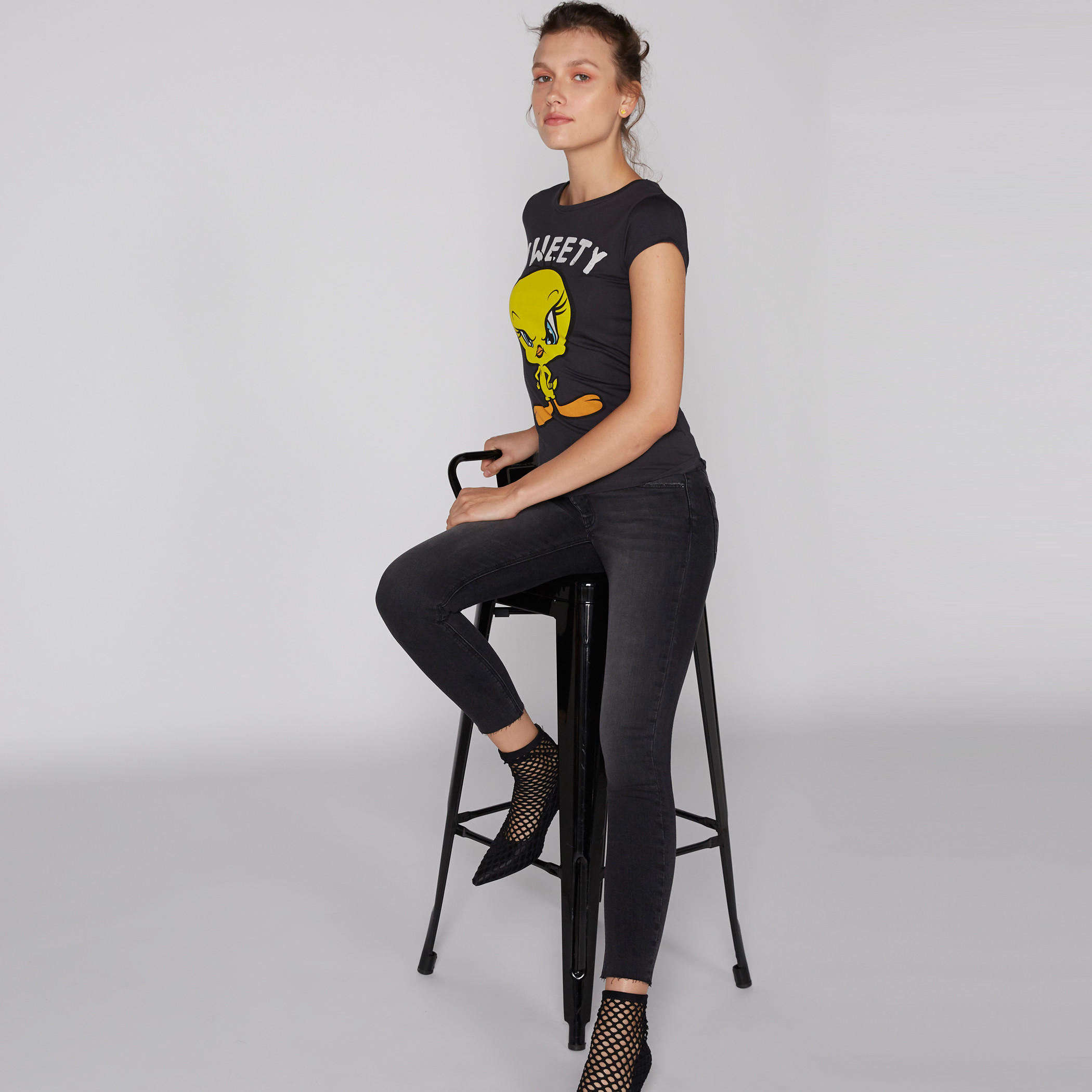 تيشيرت بياقة مستديرة وأكمام كاب وطبعات تويتي-women-clothing-tshirts-image-3