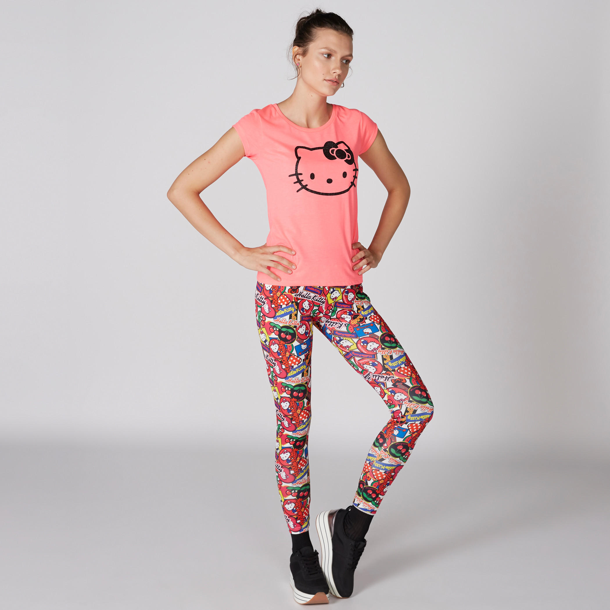 تيشيرت بياقة مستديرة وأكمام كاب بطبعات هاللو كيتي-women-clothing-tshirts-image-1