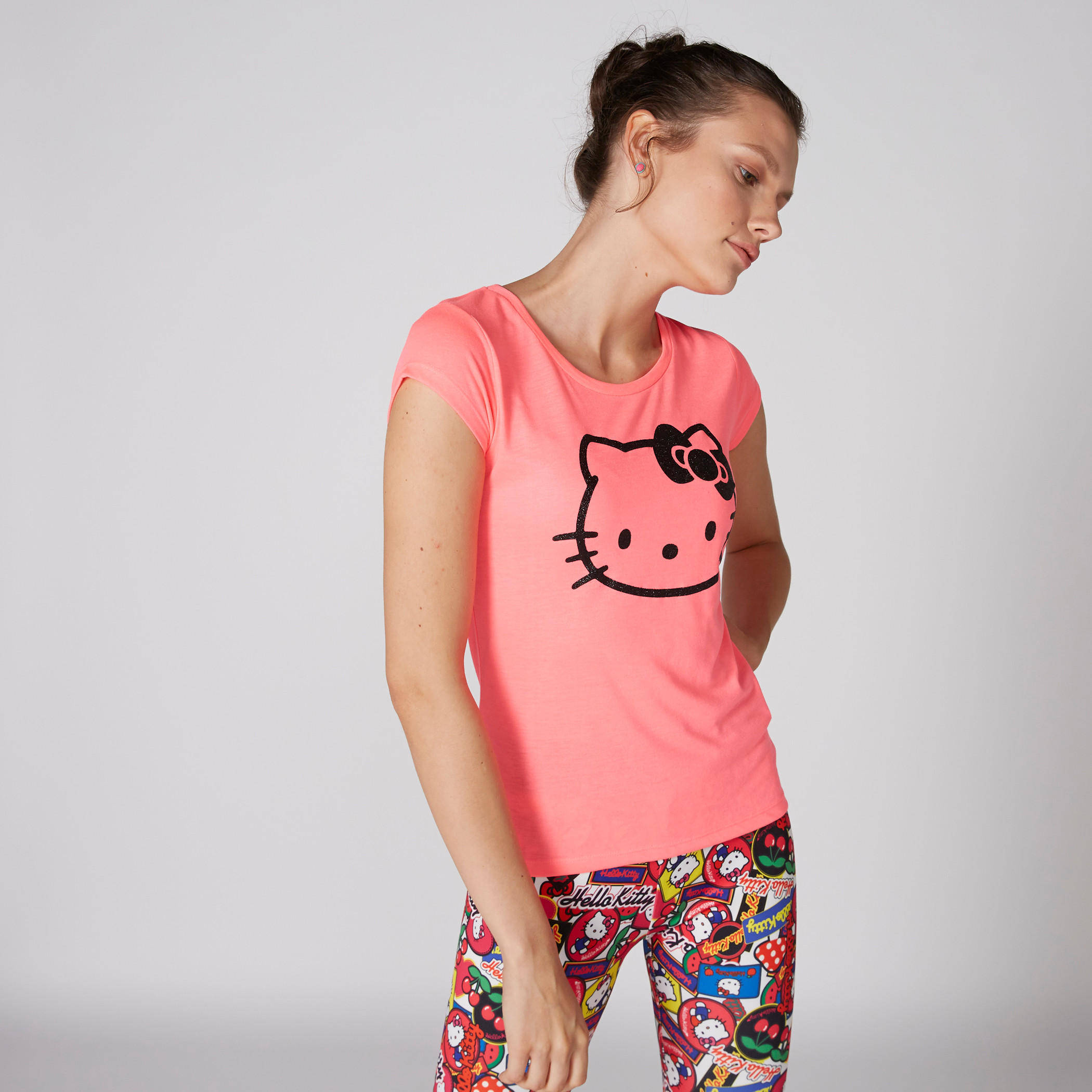 تيشيرت بياقة مستديرة وأكمام كاب بطبعات هاللو كيتي-women-clothing-tshirts-image-3