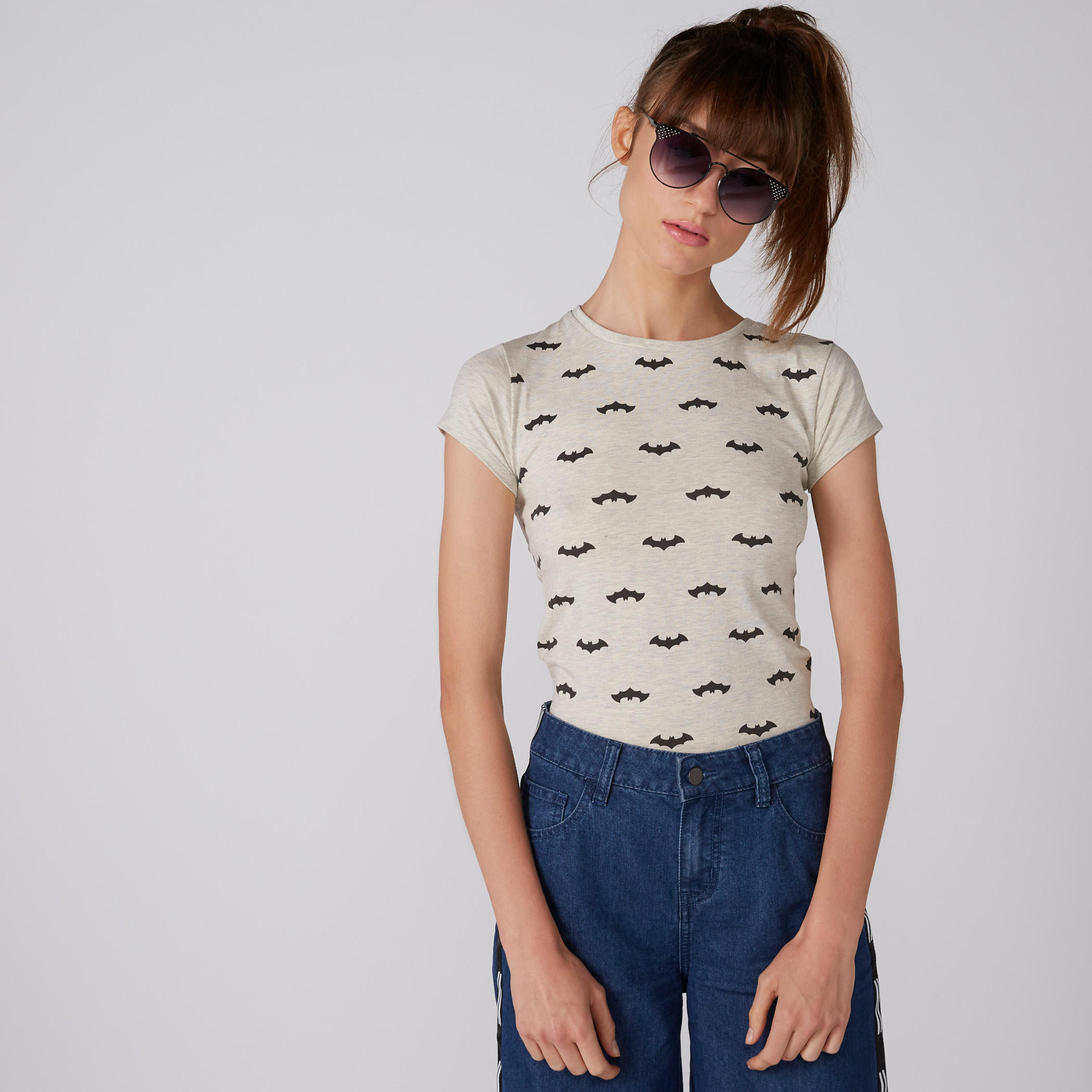 تيشيرت بأكمام كاب وياقة ضيقة وطبعات باتمان-women-clothing-tshirts-image-1