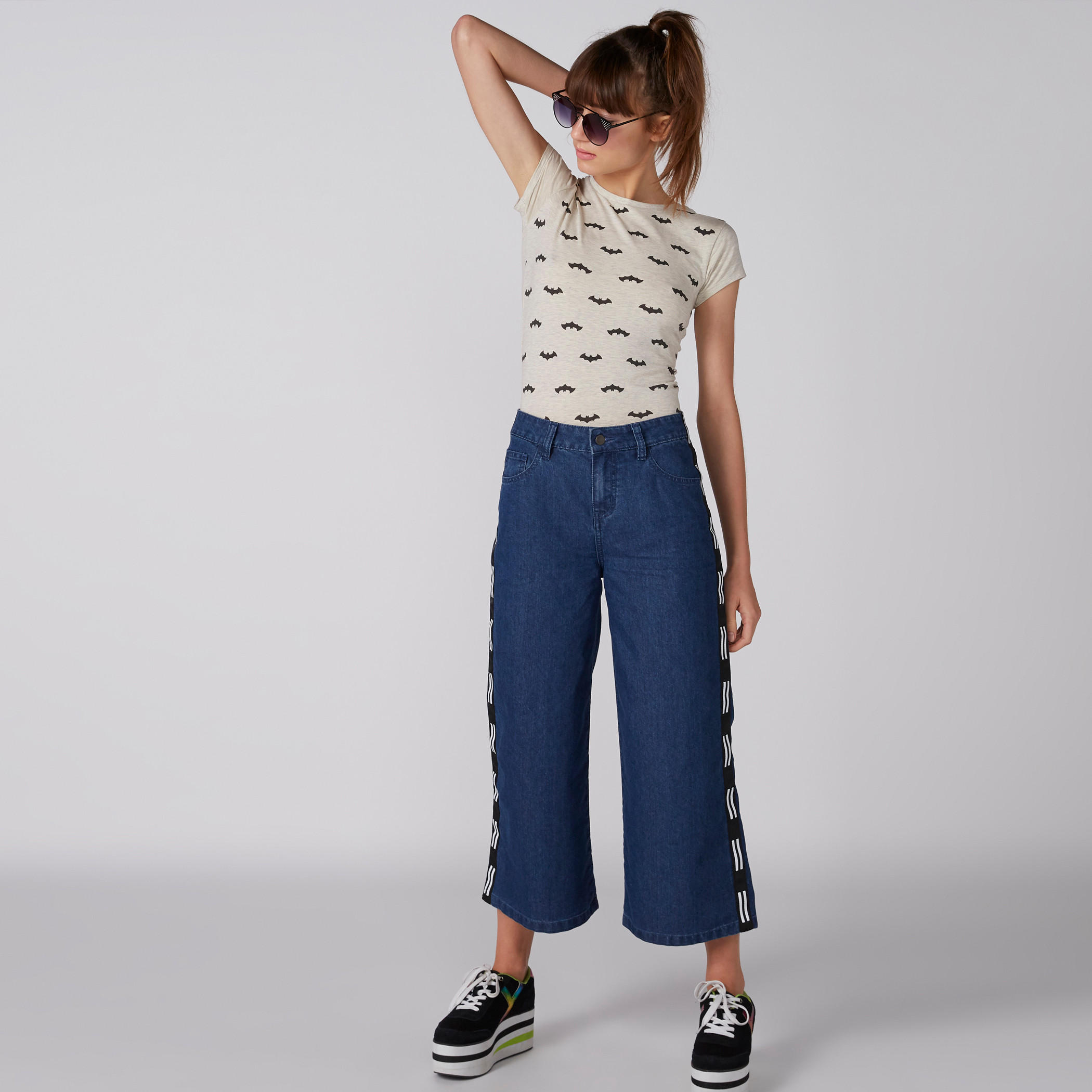 تيشيرت بأكمام كاب وياقة ضيقة وطبعات باتمان-women-clothing-tshirts-image-3