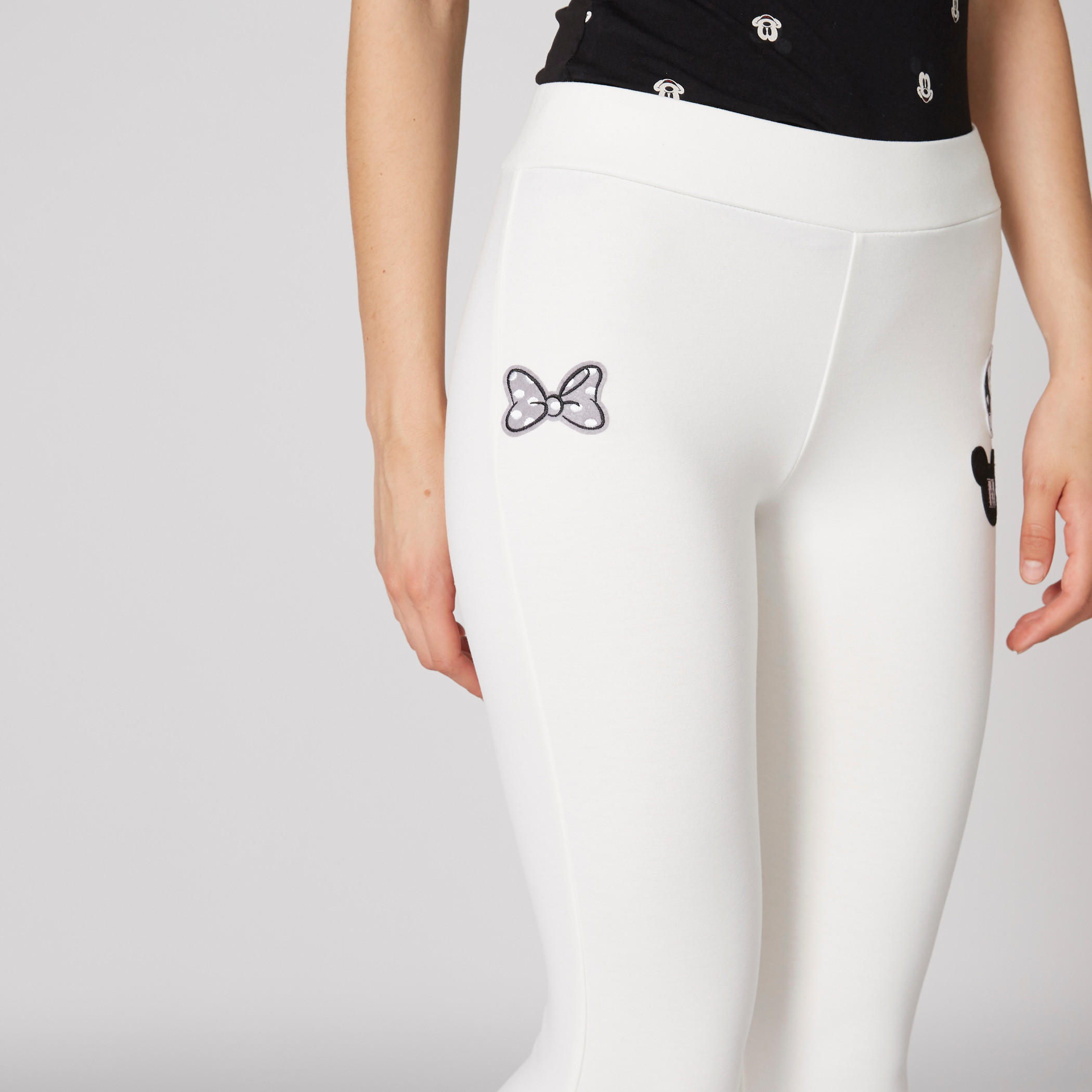 بنطال ليقنز طويل بحزام خصر مطّاطي وطبعات ميكي ماوس-women-clothing-bottoms-leggings-image-4